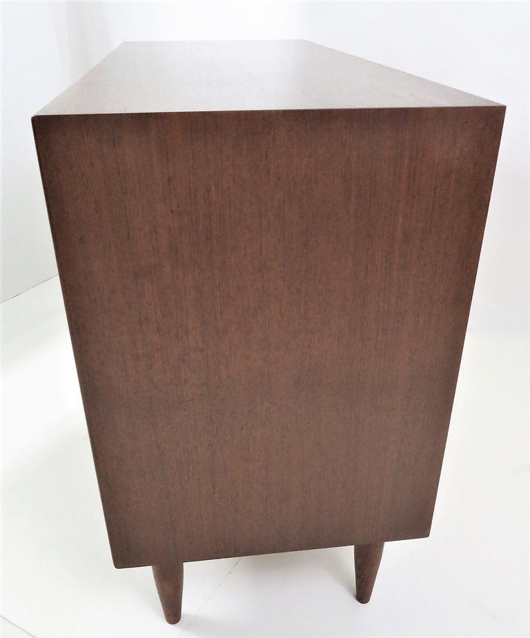 Scandinavian Modern Pair Walnut Bedside Cabinets / Dressers Denmark 1950s For Sale 5