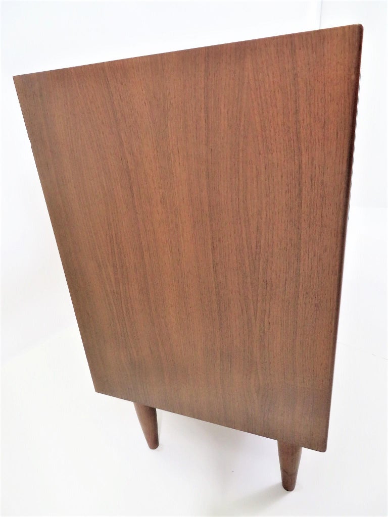 Scandinavian Modern Pair Walnut Bedside Cabinets / Dressers Denmark 1950s For Sale 6