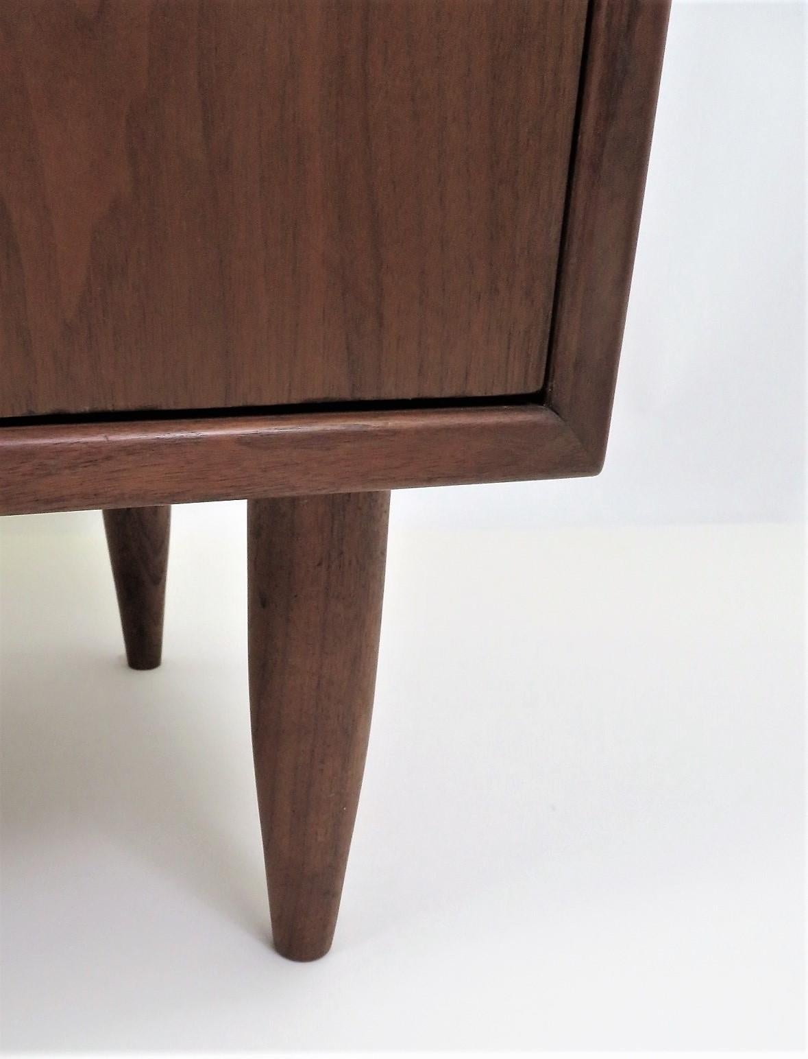 Scandinavian Modern Pair Walnut Bedside Cabinets / Dressers Denmark 1950s 8