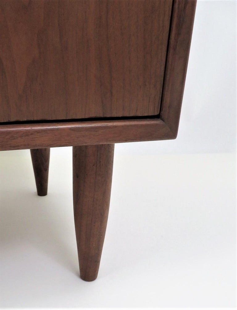 Scandinavian Modern Pair Walnut Bedside Cabinets / Dressers Denmark 1950s For Sale 8