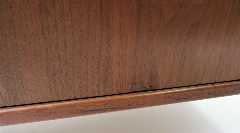 Scandinavian Modern Pair Walnut Bedside Cabinets / Dressers Denmark 1950s For Sale 11