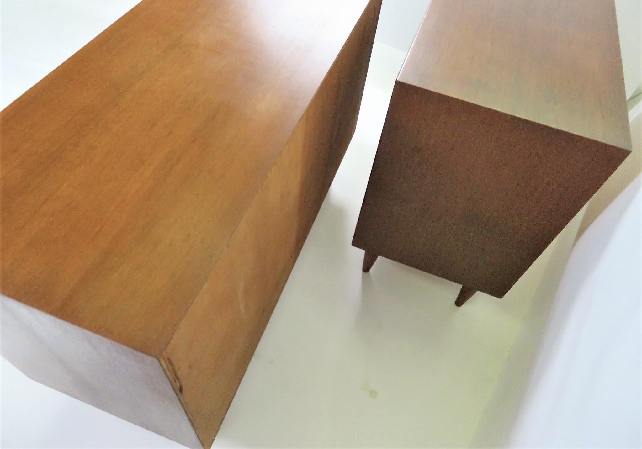 Scandinavian Modern Pair Walnut Bedside Cabinets / Dressers Denmark 1950s In Good Condition In Miami, FL