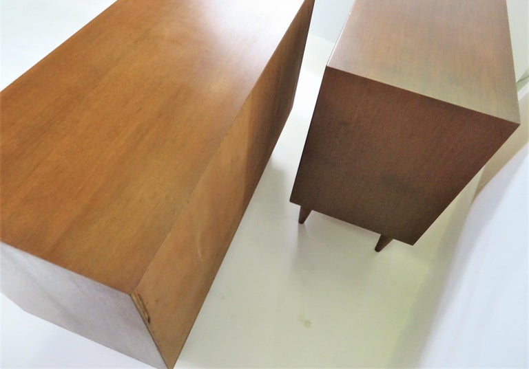 Scandinavian Modern Pair Walnut Bedside Cabinets / Dressers Denmark 1950s In Good Condition For Sale In Miami, FL