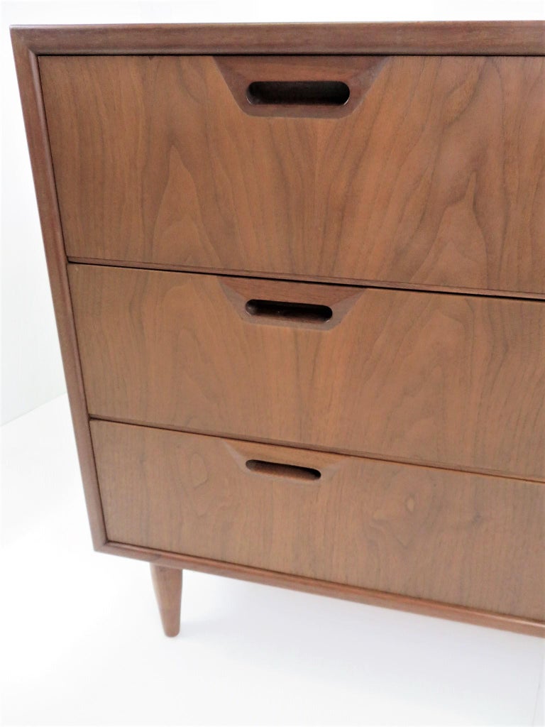 Scandinavian Modern Pair Walnut Bedside Cabinets / Dressers Denmark 1950s For Sale 2