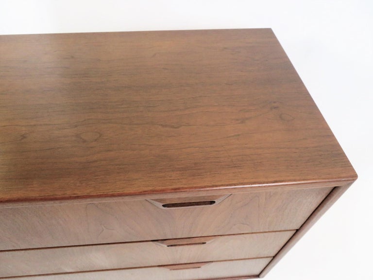 Scandinavian Modern Pair Walnut Bedside Cabinets / Dressers Denmark 1950s For Sale 3
