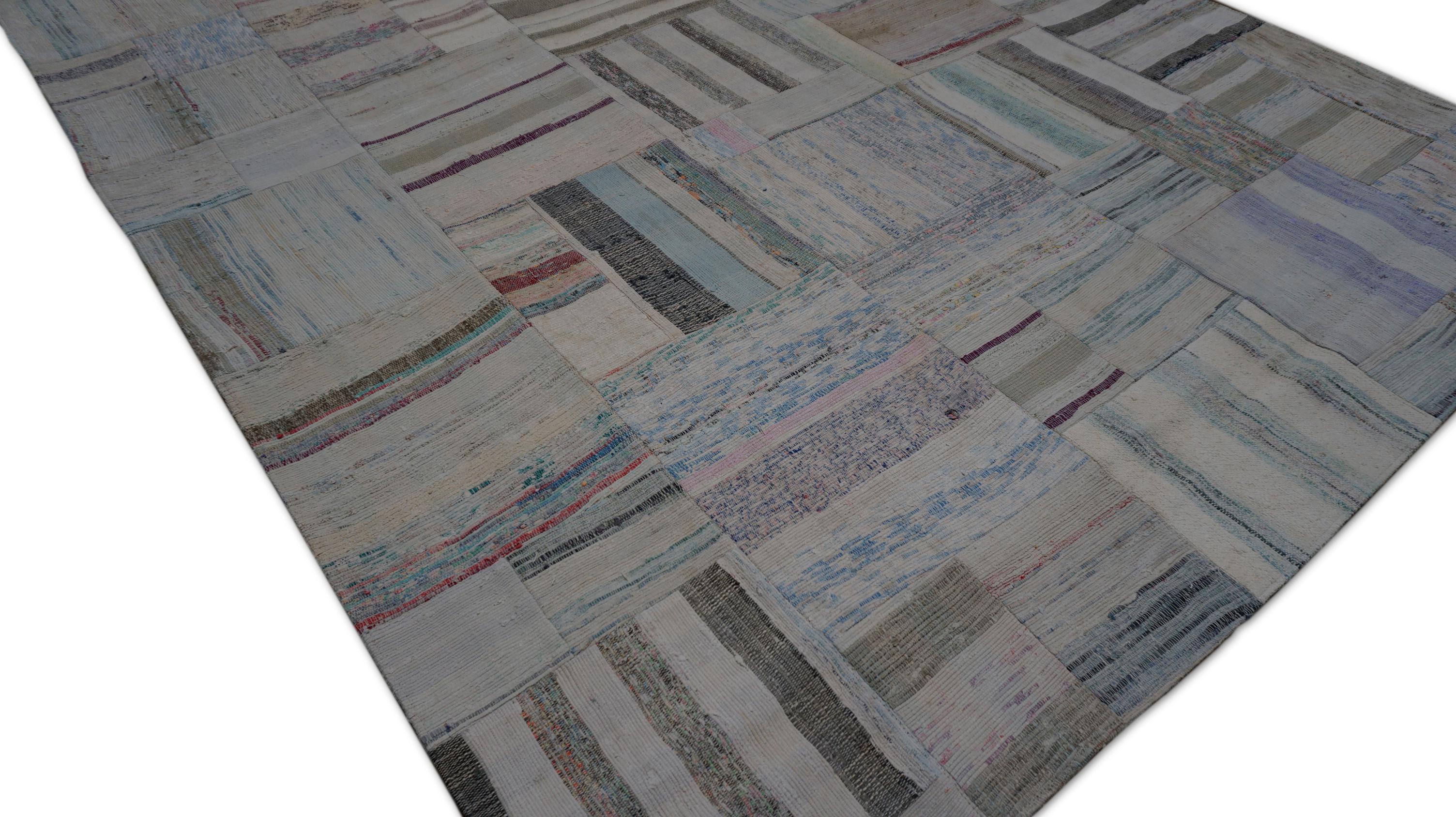Dieser exquisite handgewebte Baumwoll-Patchwork-Teppich ist eine heitere Komposition aus sanften Pastelltönen und Vintage-Strukturen, die fachmännisch aus antiken Flachgewebe-Textilien zusammengesetzt wurde. Der Teppich verbindet Elfenbein, Koralle,