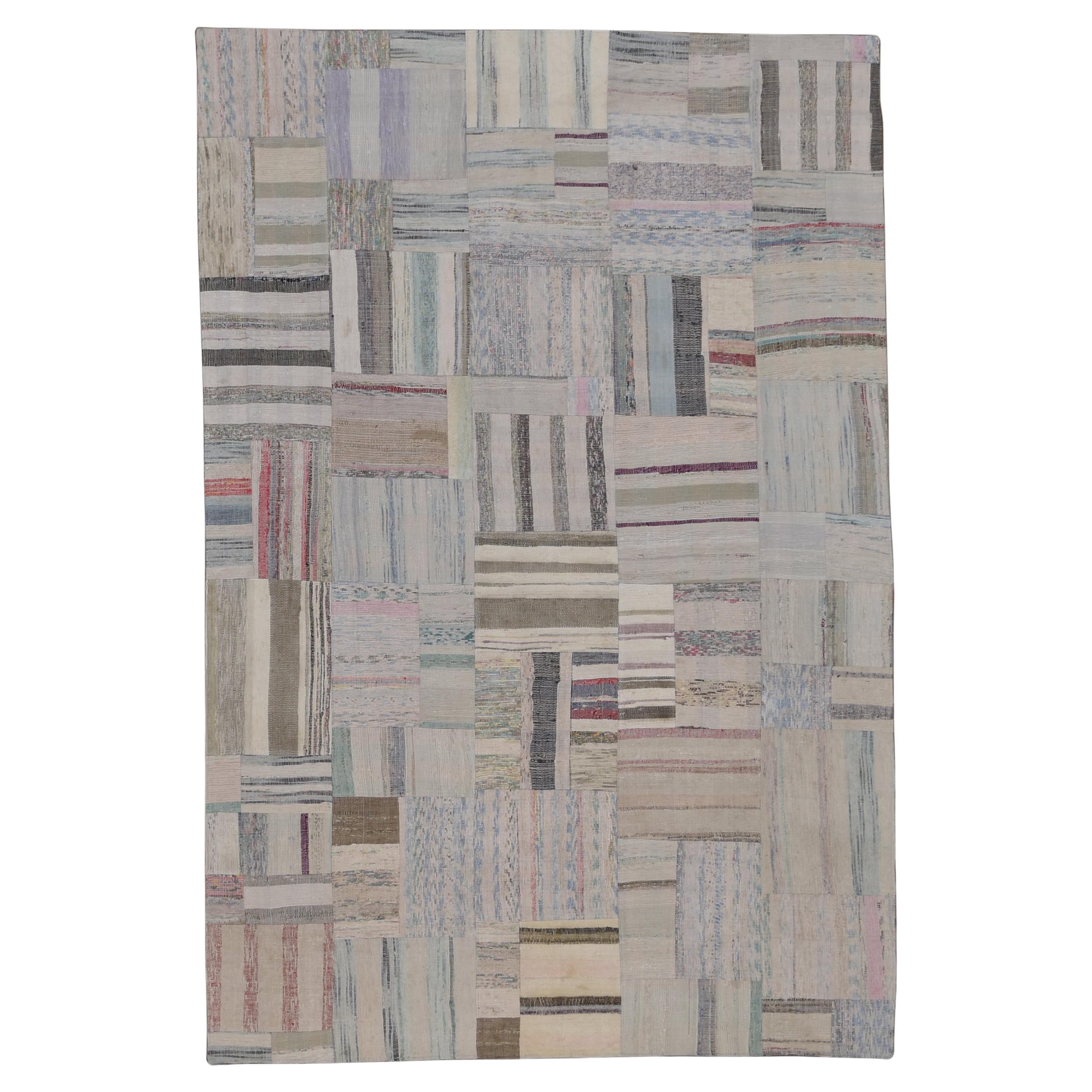 Skandinavischer moderner Vintage-Patchwork-Teppich in Pastelltönen 6'7''x9'10'' im Angebot
