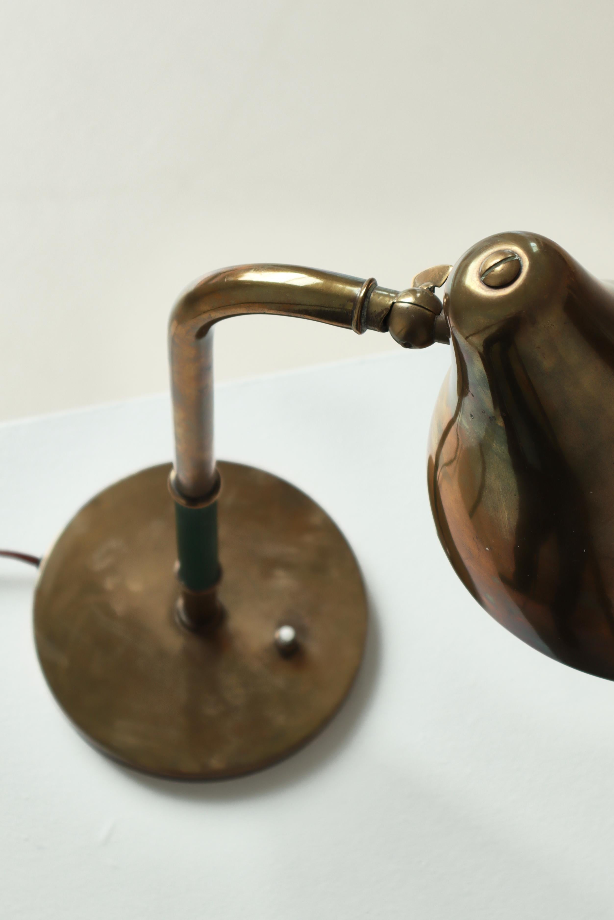 Lámpara de mesa escandinava moderna de latón patinado de Vilhelm Lauritzen, LYFA, década de 1940 en venta 4