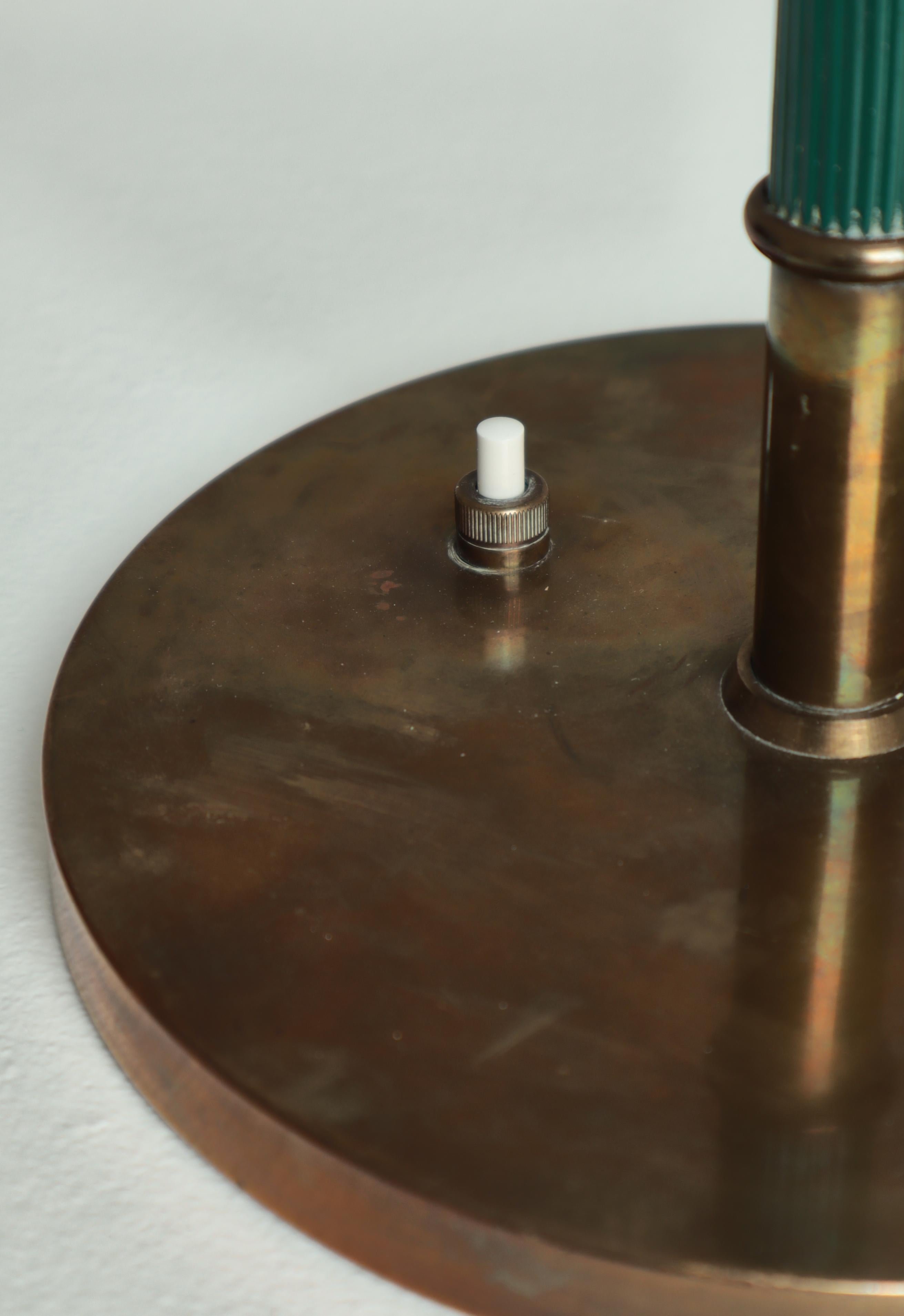 Lámpara de mesa escandinava moderna de latón patinado de Vilhelm Lauritzen, LYFA, década de 1940 en venta 5