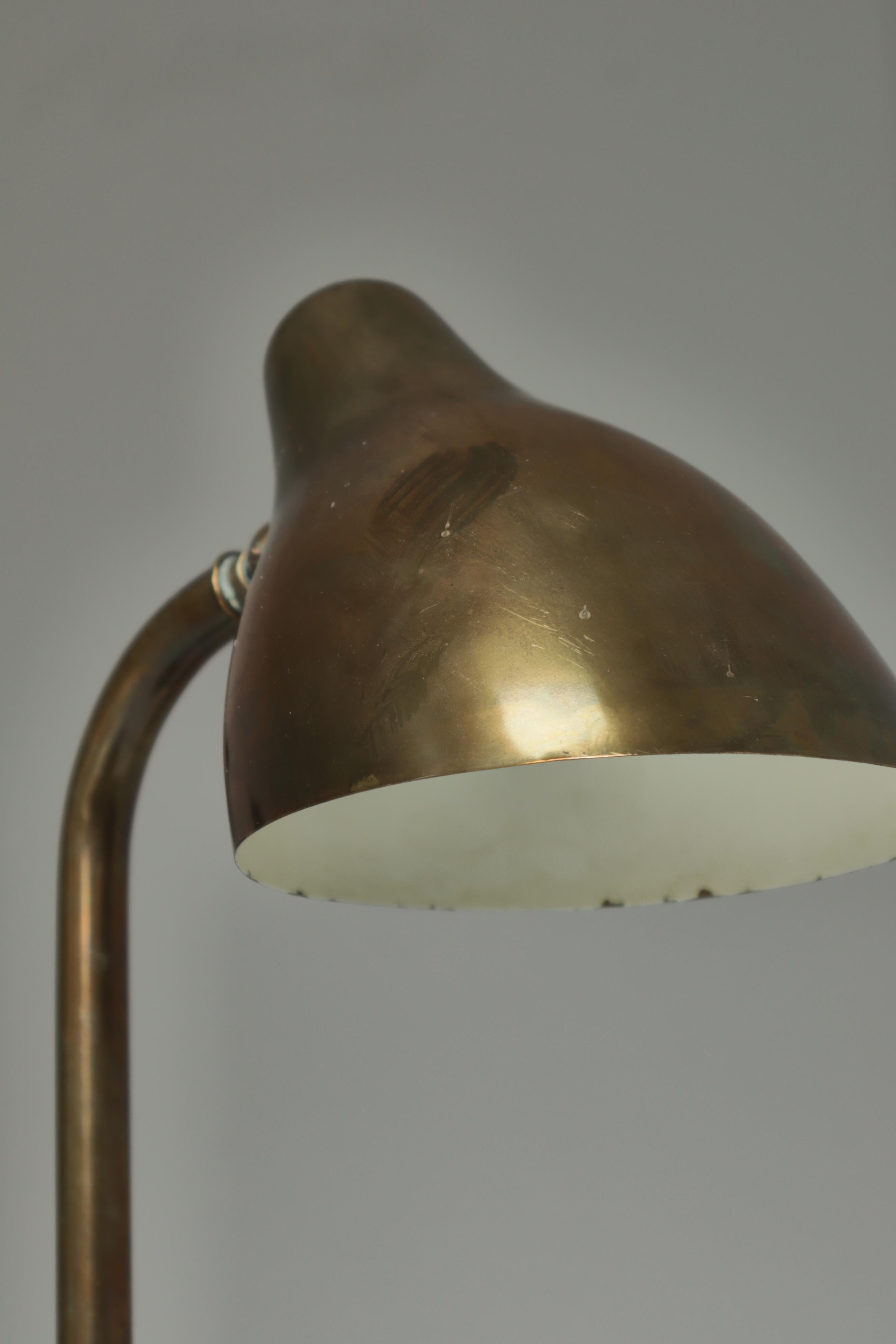 Lámpara de mesa escandinava moderna de latón patinado de Vilhelm Lauritzen, LYFA, década de 1940 en venta 7