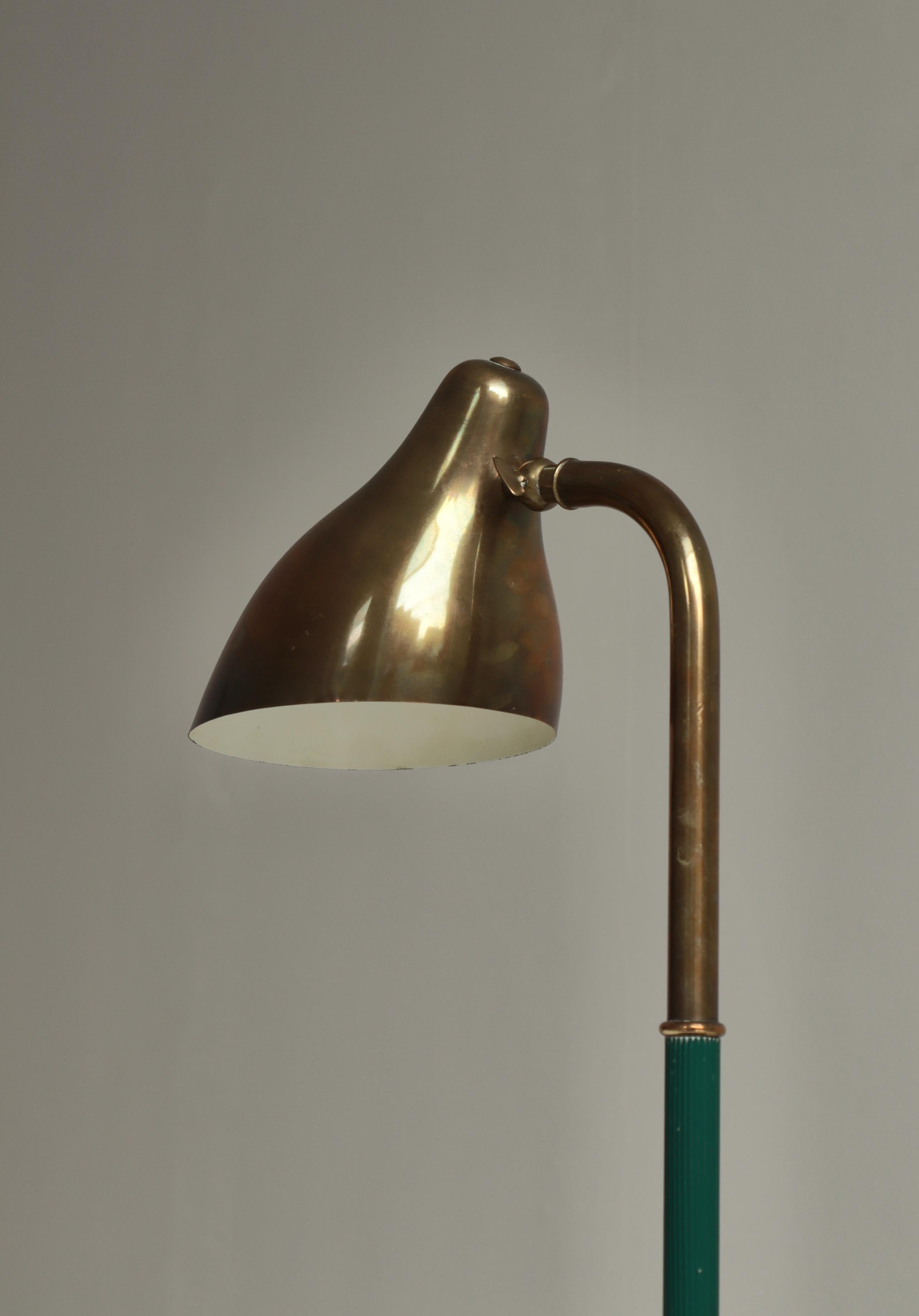 Lámpara de mesa escandinava moderna de latón patinado de Vilhelm Lauritzen, LYFA, década de 1940 en venta 9
