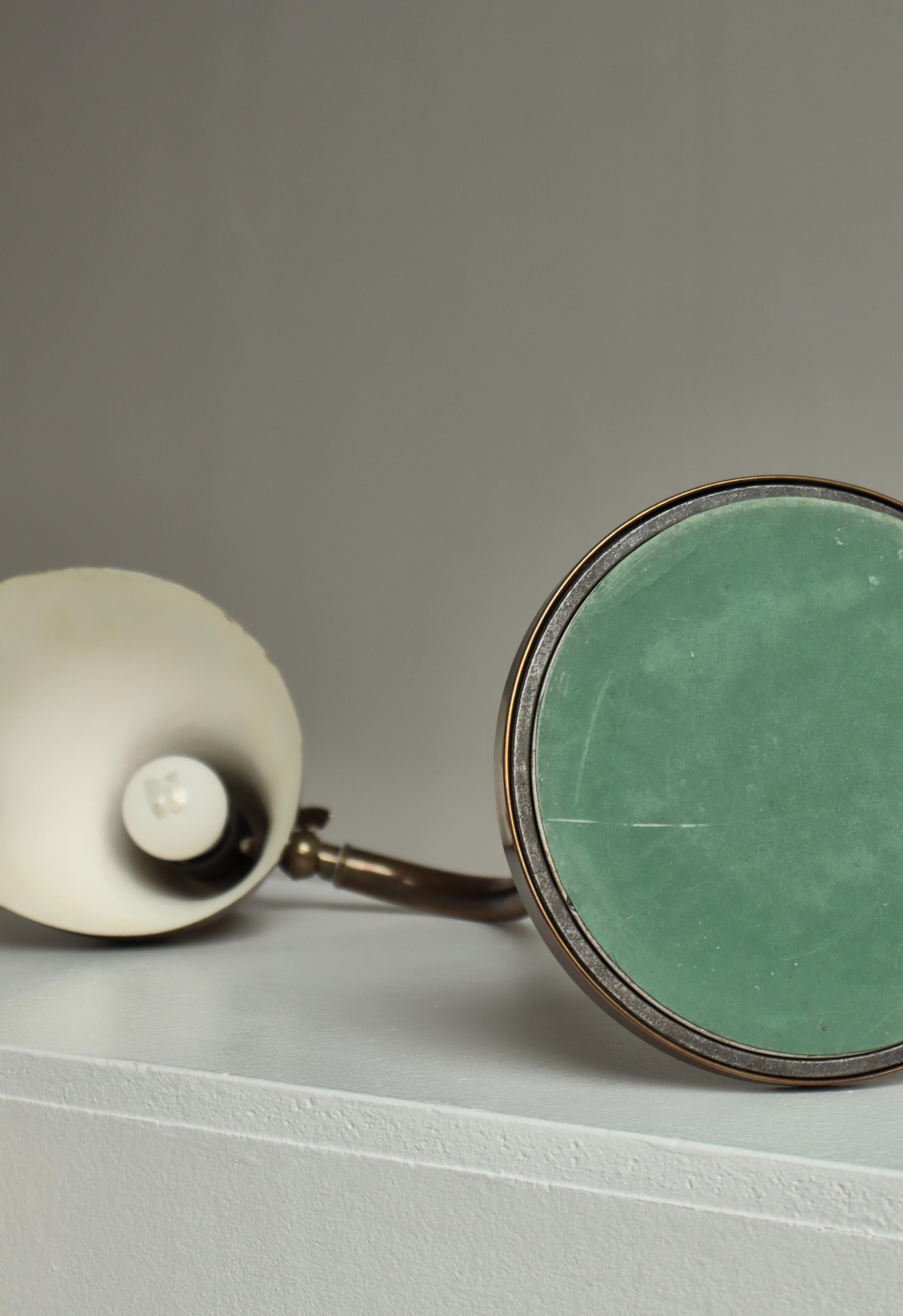 Lámpara de mesa escandinava moderna de latón patinado de Vilhelm Lauritzen, LYFA, década de 1940 en venta 12