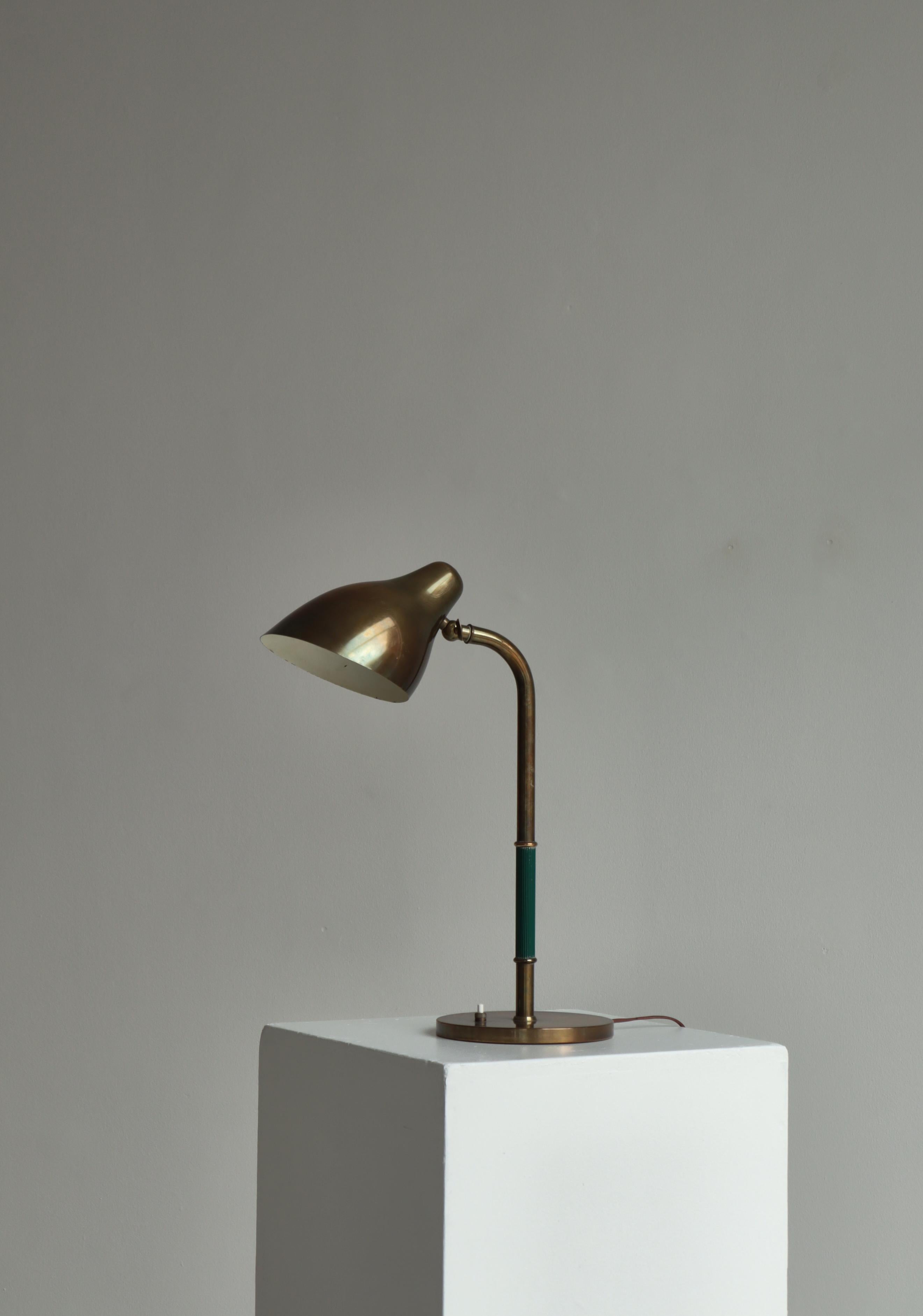 Lámpara de mesa escandinava moderna de latón patinado de Vilhelm Lauritzen, LYFA, década de 1940 Escandinavo moderno en venta