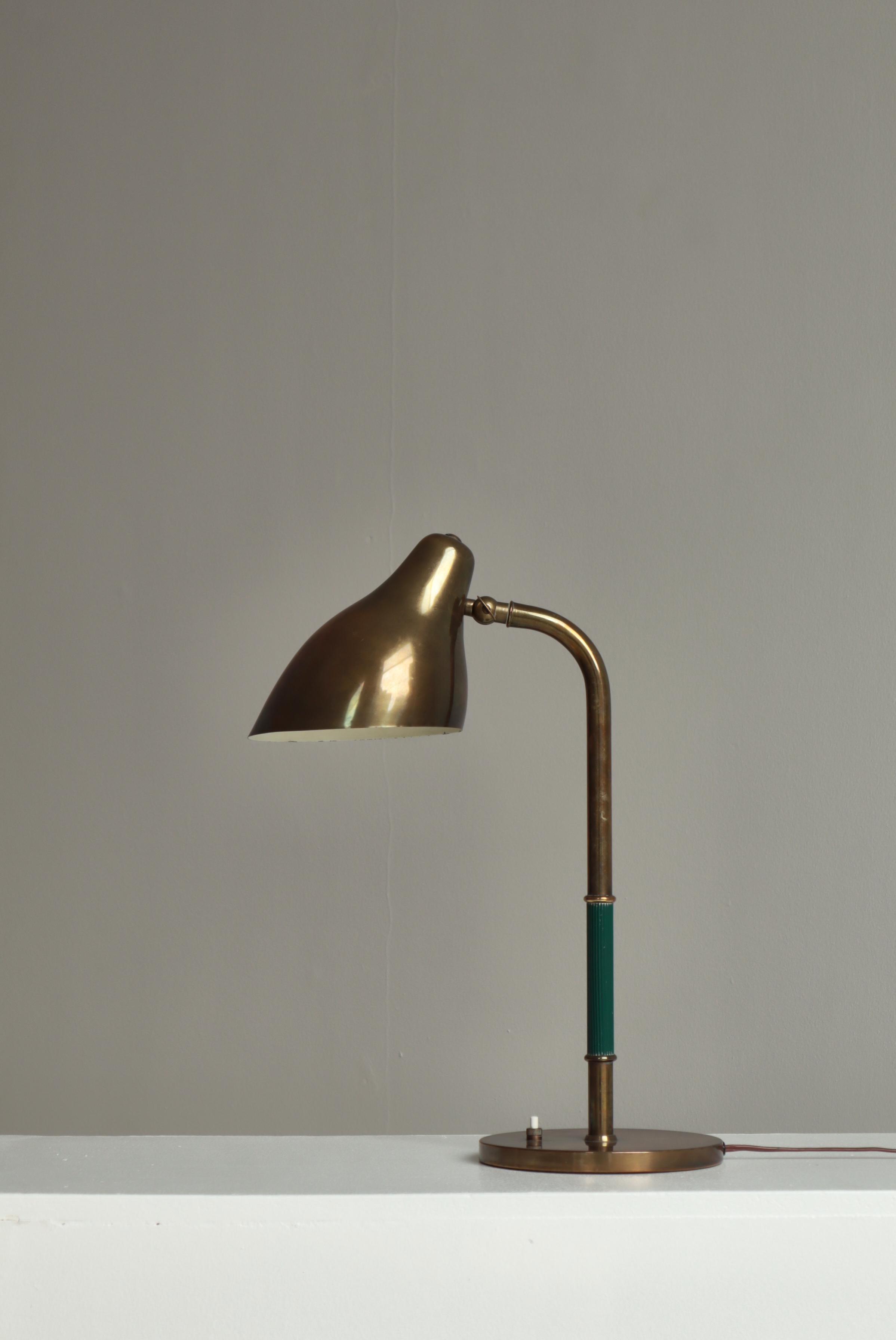Lámpara de mesa escandinava moderna de latón patinado de Vilhelm Lauritzen, LYFA, década de 1940 en Bueno estado para la venta en Odense, DK