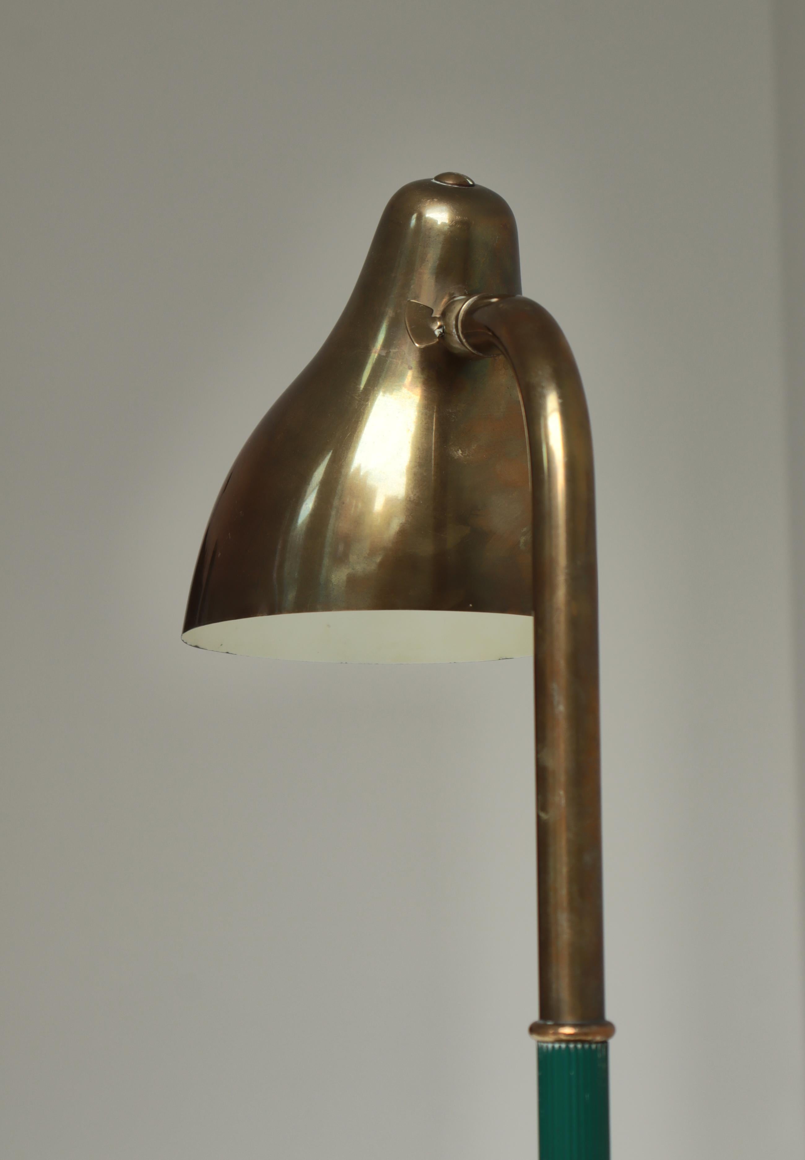 Lámpara de mesa escandinava moderna de latón patinado de Vilhelm Lauritzen, LYFA, década de 1940 mediados del siglo XX en venta