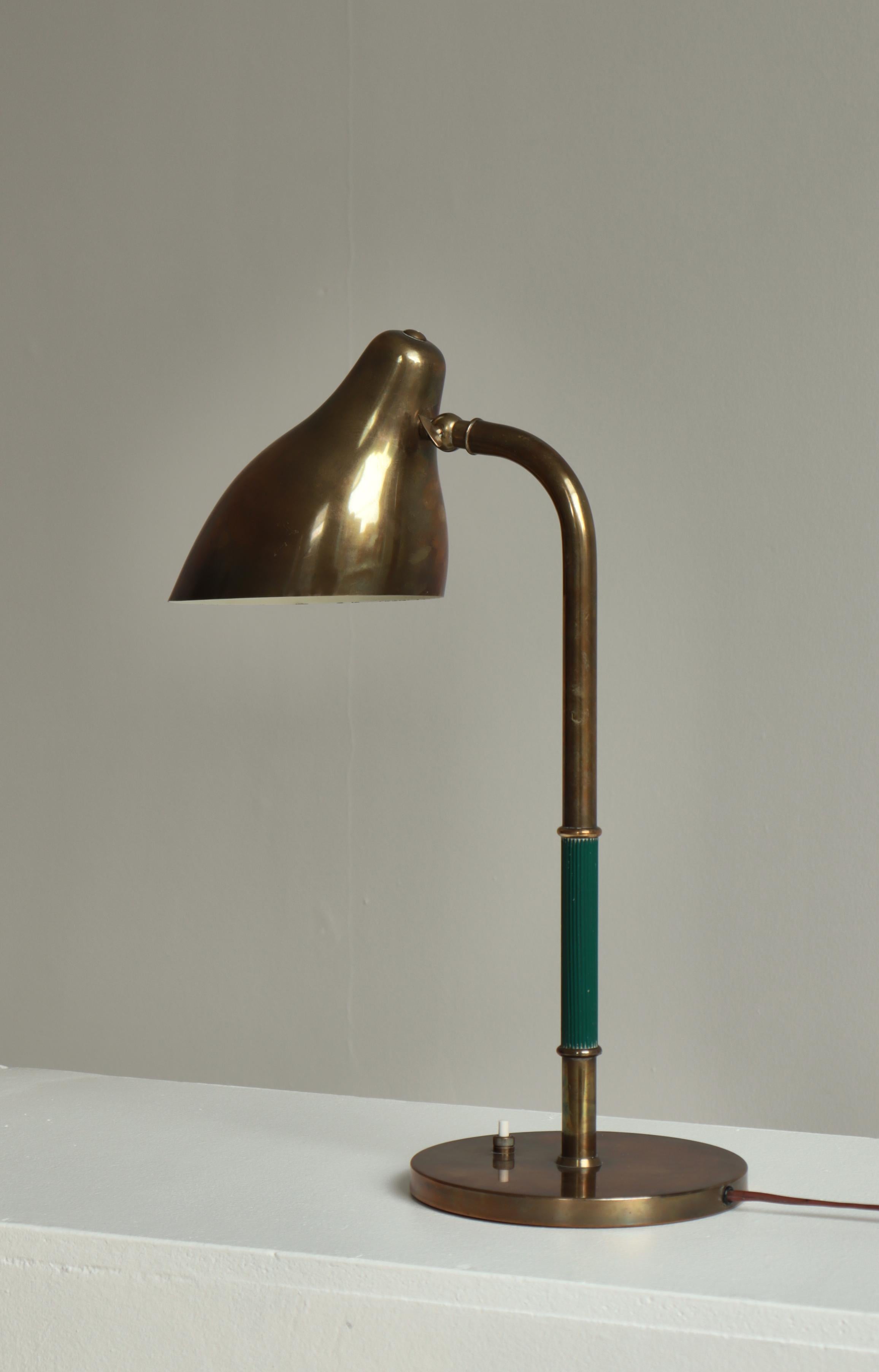 Lámpara de mesa escandinava moderna de latón patinado de Vilhelm Lauritzen, LYFA, década de 1940 en venta 2