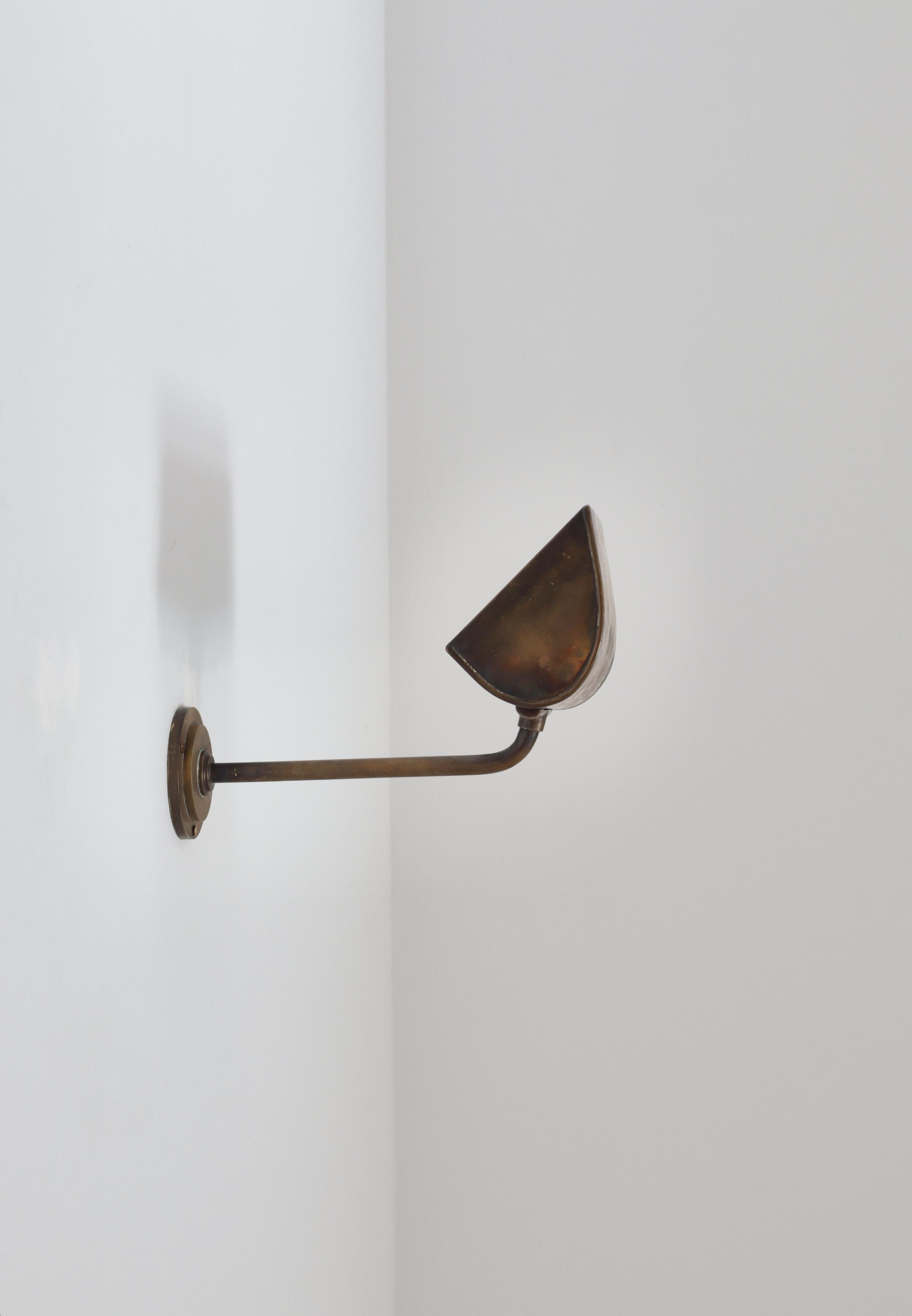 Rara lampada da parete The Modern Scandinavian di Palle Suenson in ottone patinato. La lampada può essere appesa rivolta verso l'alto o verso il basso.
Palle Suenson (1904-1987) è stato uno dei più importanti architetti modernisti danesi del XX