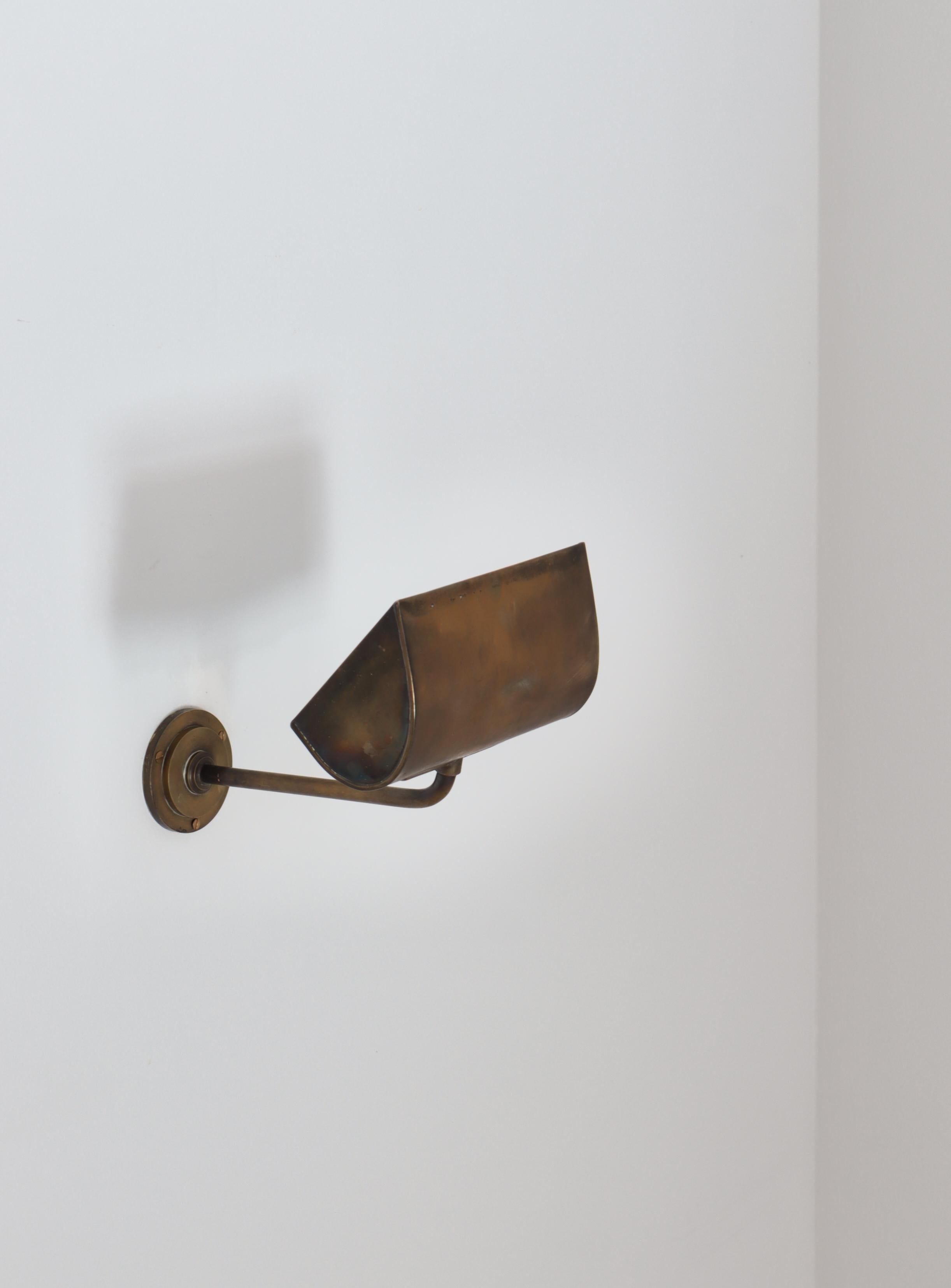 Scandinavo moderno Lampada da parete in ottone patinato The Modern Scandinavian di Palle Suenson, Danimarca, anni '30 in vendita