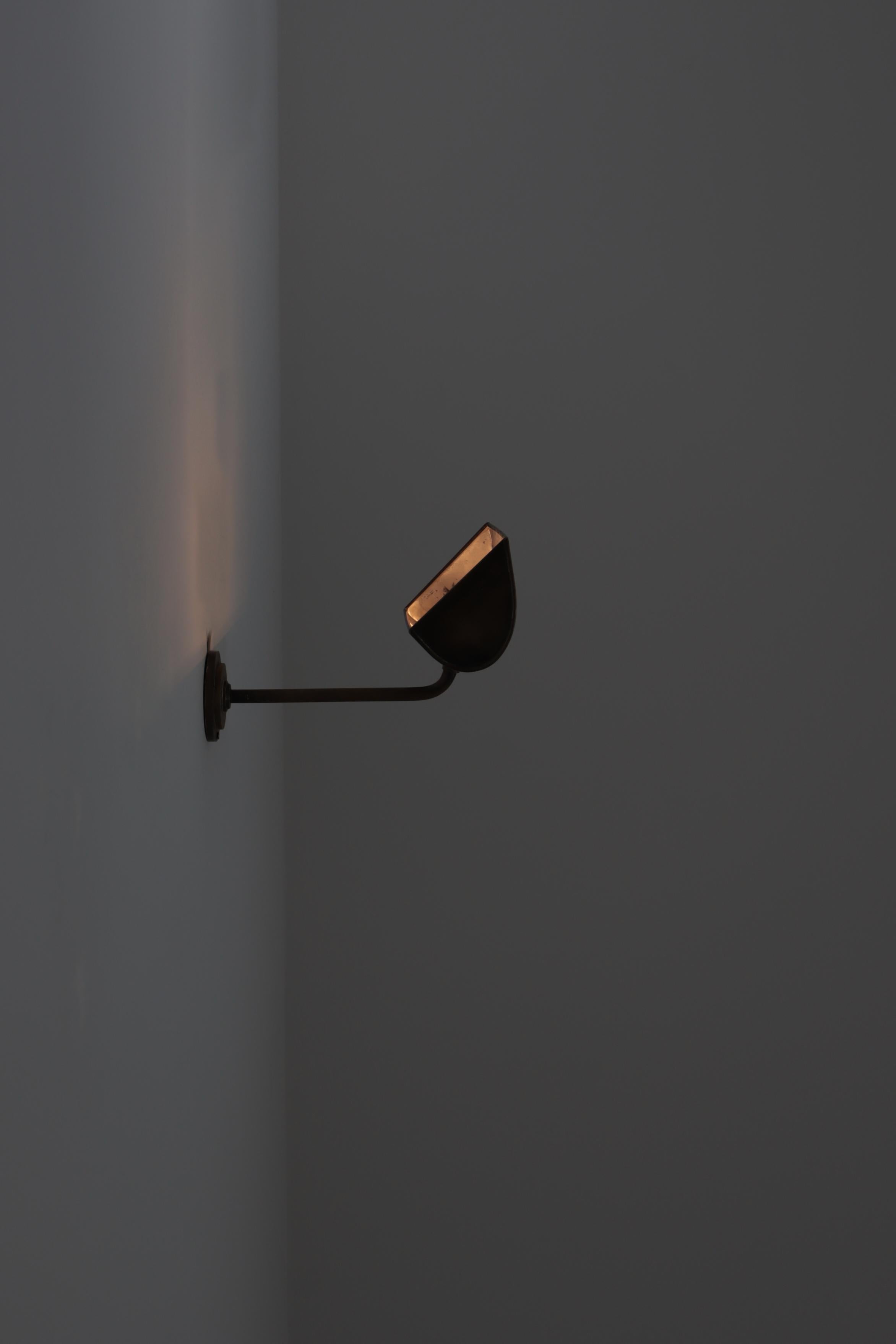 Lampada da parete in ottone patinato The Modern Scandinavian di Palle Suenson, Danimarca, anni '30 In condizioni buone in vendita a Odense, DK