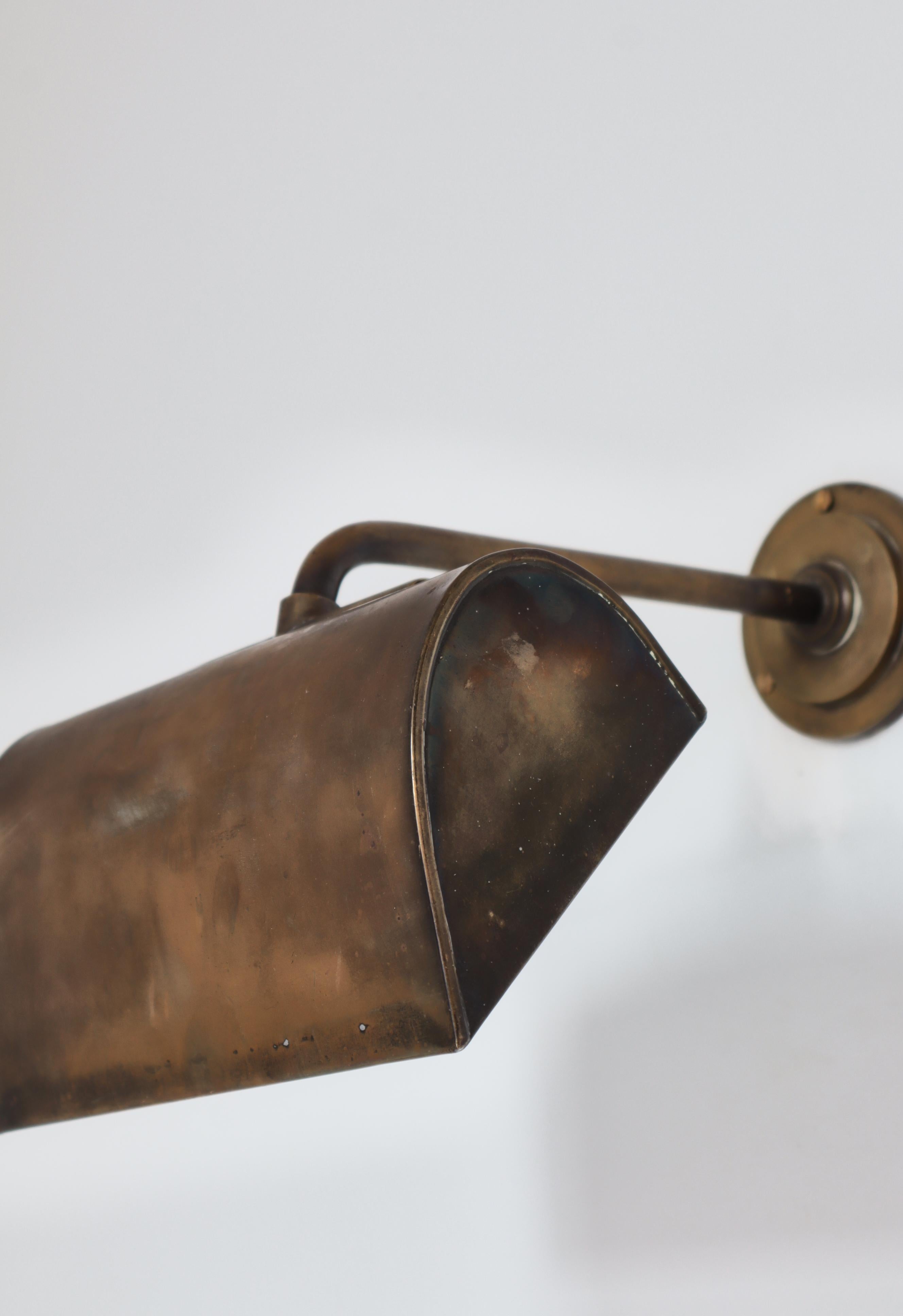 Metà XX secolo Lampada da parete in ottone patinato The Modern Scandinavian di Palle Suenson, Danimarca, anni '30 in vendita