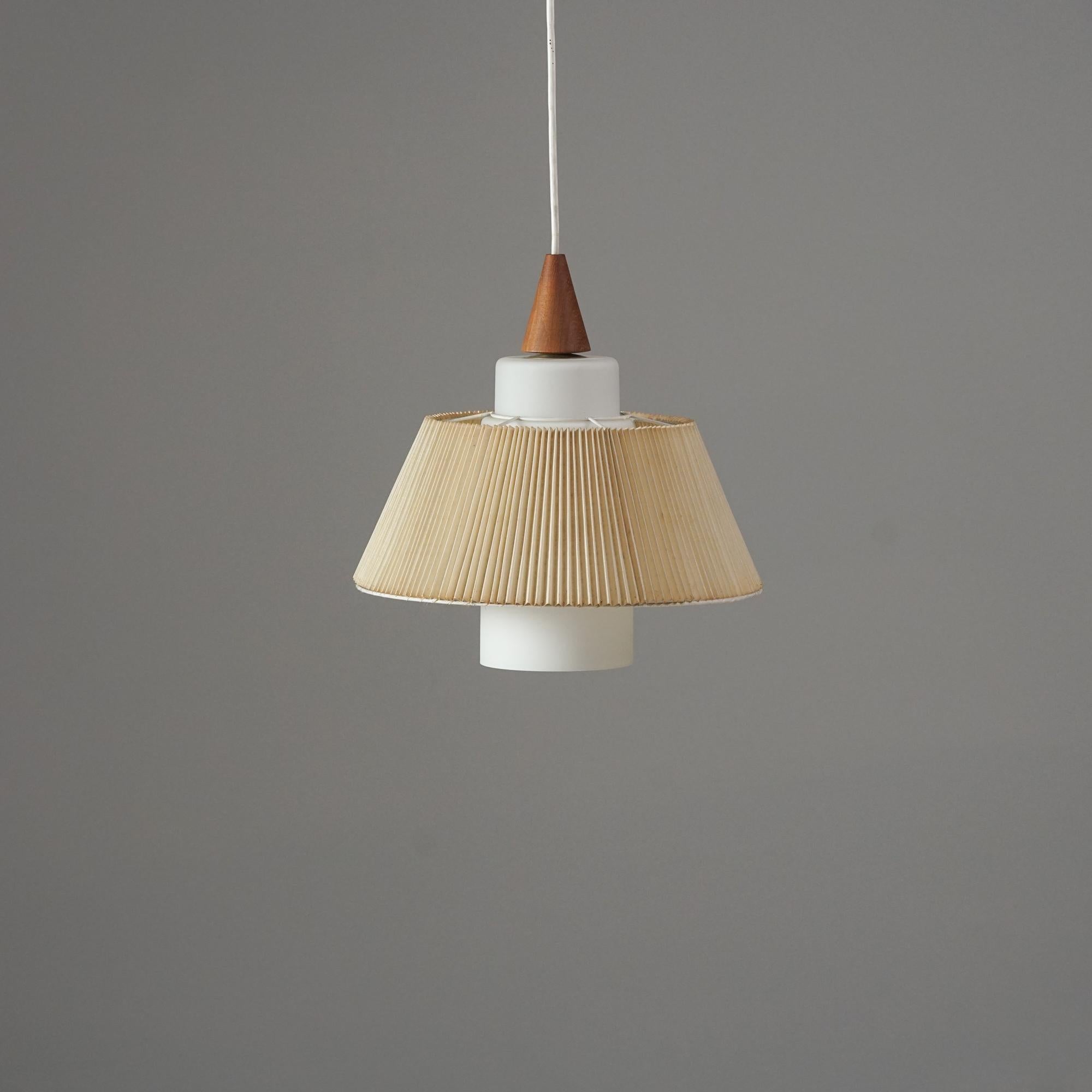 Suspension The Modern Scandinavian, fabriquée par Idman Oy, années 1950. Verre, abat-jour en papier avec détails en teck. Bon état vintage, patine d'usage. 