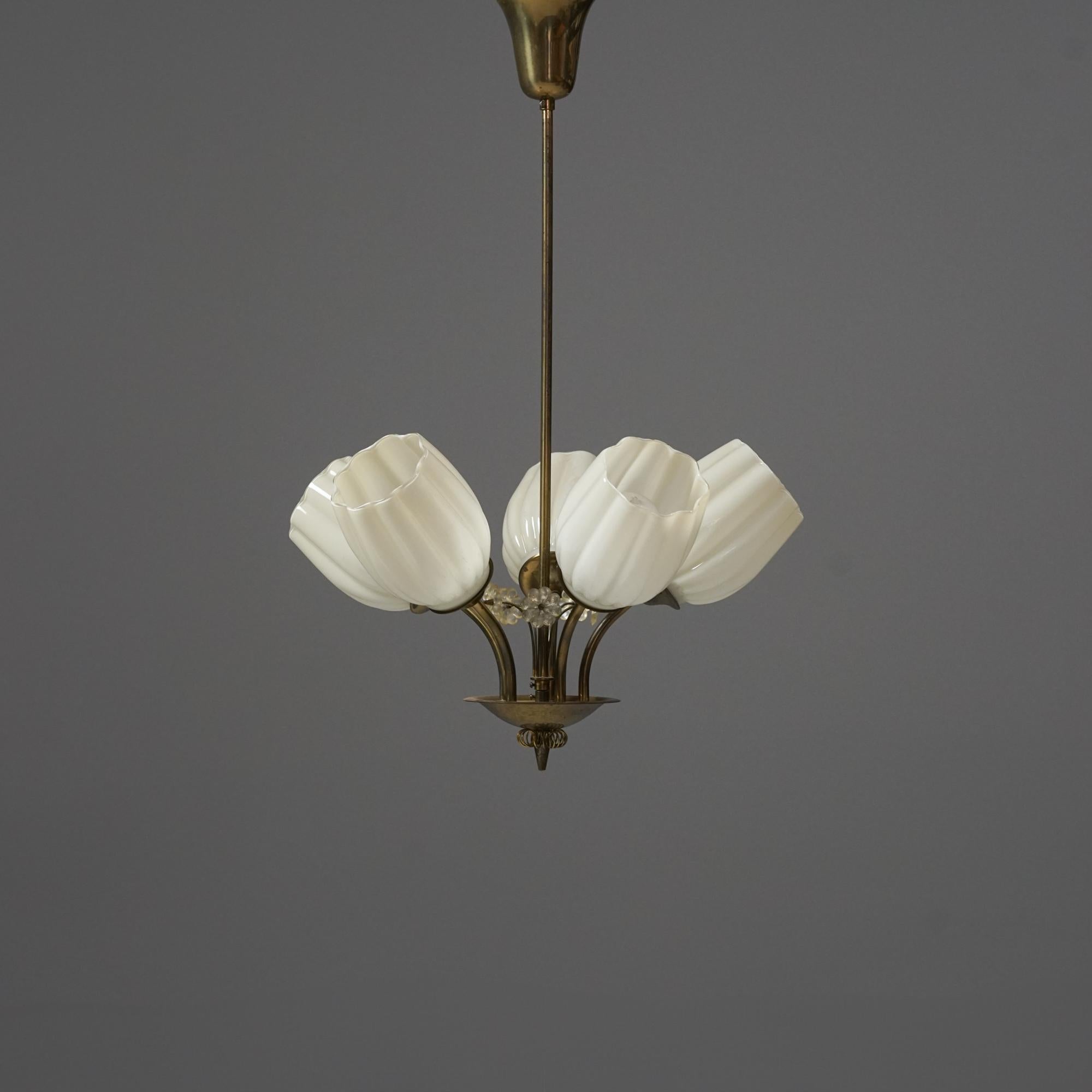 Colgante moderno escandinavo, fabricado por Itsu, años 50. Estructura de latón, tulipas de cristal opalino, detalles florales de plástico. Marcado. Buen estado vintage, pátina acorde con la edad y el uso. 