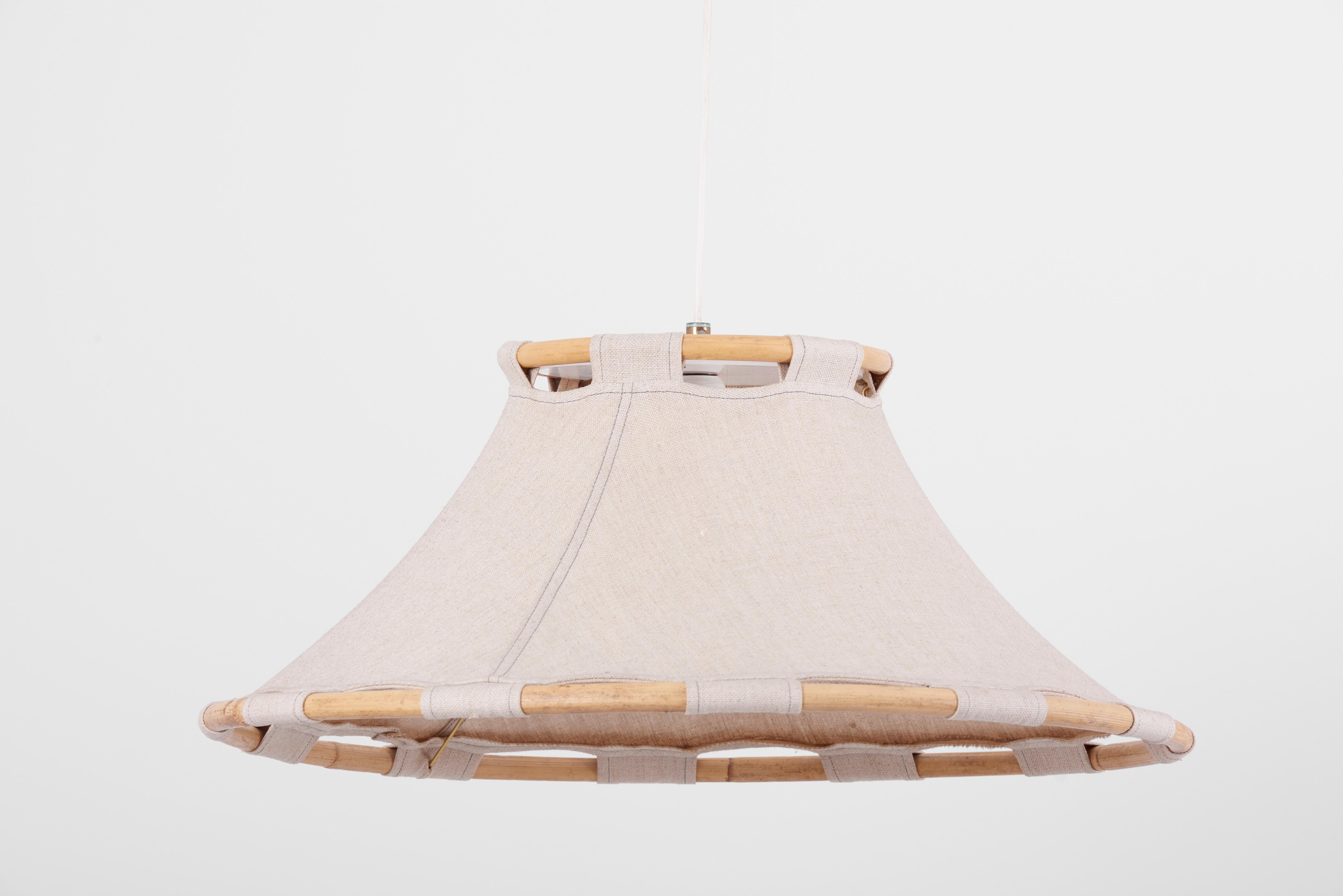 Scandinavian Modern pendant lamp, designed 1970s by Anna Ahrens and manufactured by Ateljé Lyktan in Sweden. Made of wood and fabric, with brass details and an acrylic diffuser. Good condition.

1 x E27 socket.

Please note: Lamp should be