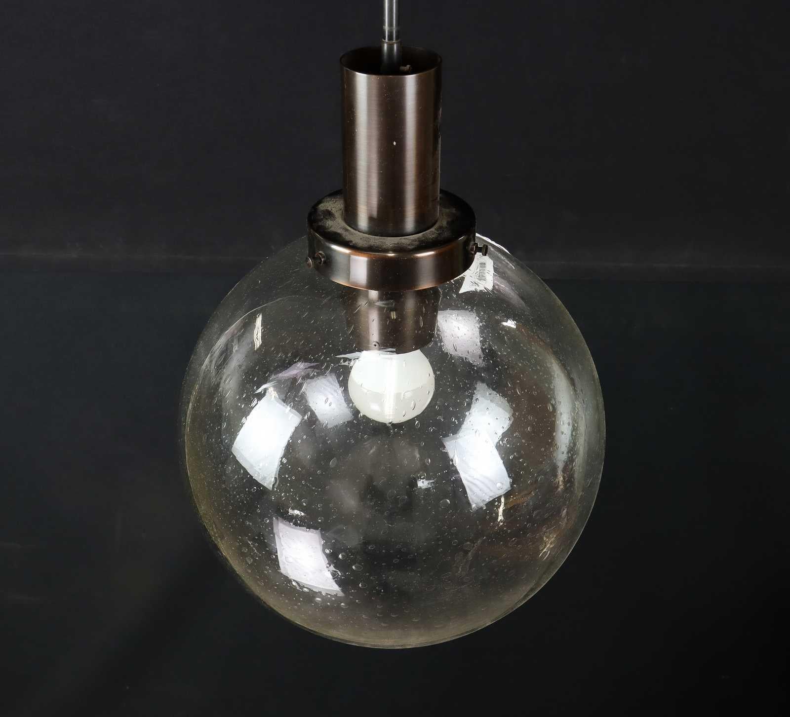 Exquise lampe suspendue fabriquée en Suède par Hans-Agne Agnes, Markaryd, en 1960. Ces lampes présentent une tige allongée en laiton bronzé, qui s'étend pour se connecter à l'élément en verre large et généreusement incurvé.  

 Cette lampe suspendue