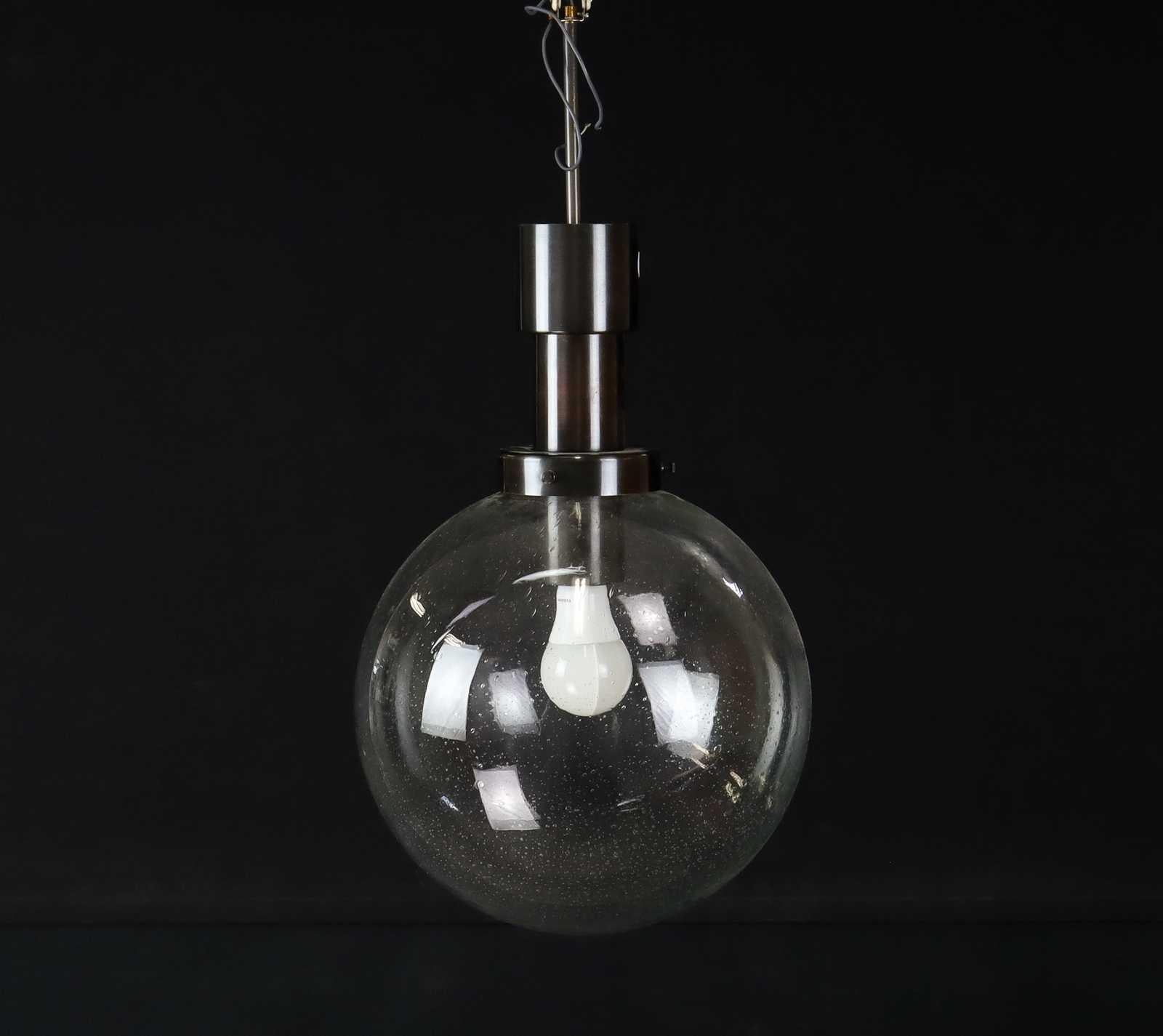 Exquise lampe suspendue fabriquée en Suède par Hans-Agne Agnes, Markaryd, en 1960. Ces lampes présentent une tige allongée en laiton bronzé, qui s'étend pour se connecter à l'élément en verre transparent large et généreusement incurvé. Le verre peut