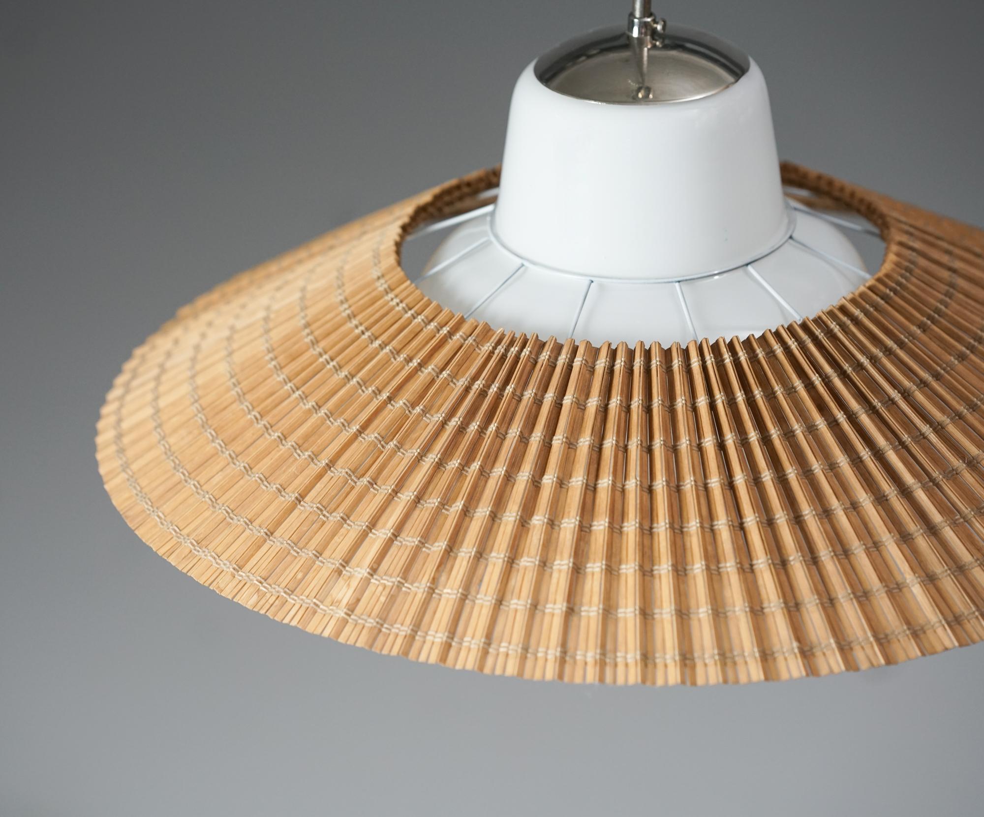 Finnische Hängeleuchten aus Glas und Holzlamellen, entworfen von Gunilla Jung & Lisa Johansson-Pape, hergestellt von Orno Oy, 1950er Jahre. Verchromter Metallrahmen. Jung hat den Glasteil und Johansson-Pape den Schirm entworfen. Markiert. Guter