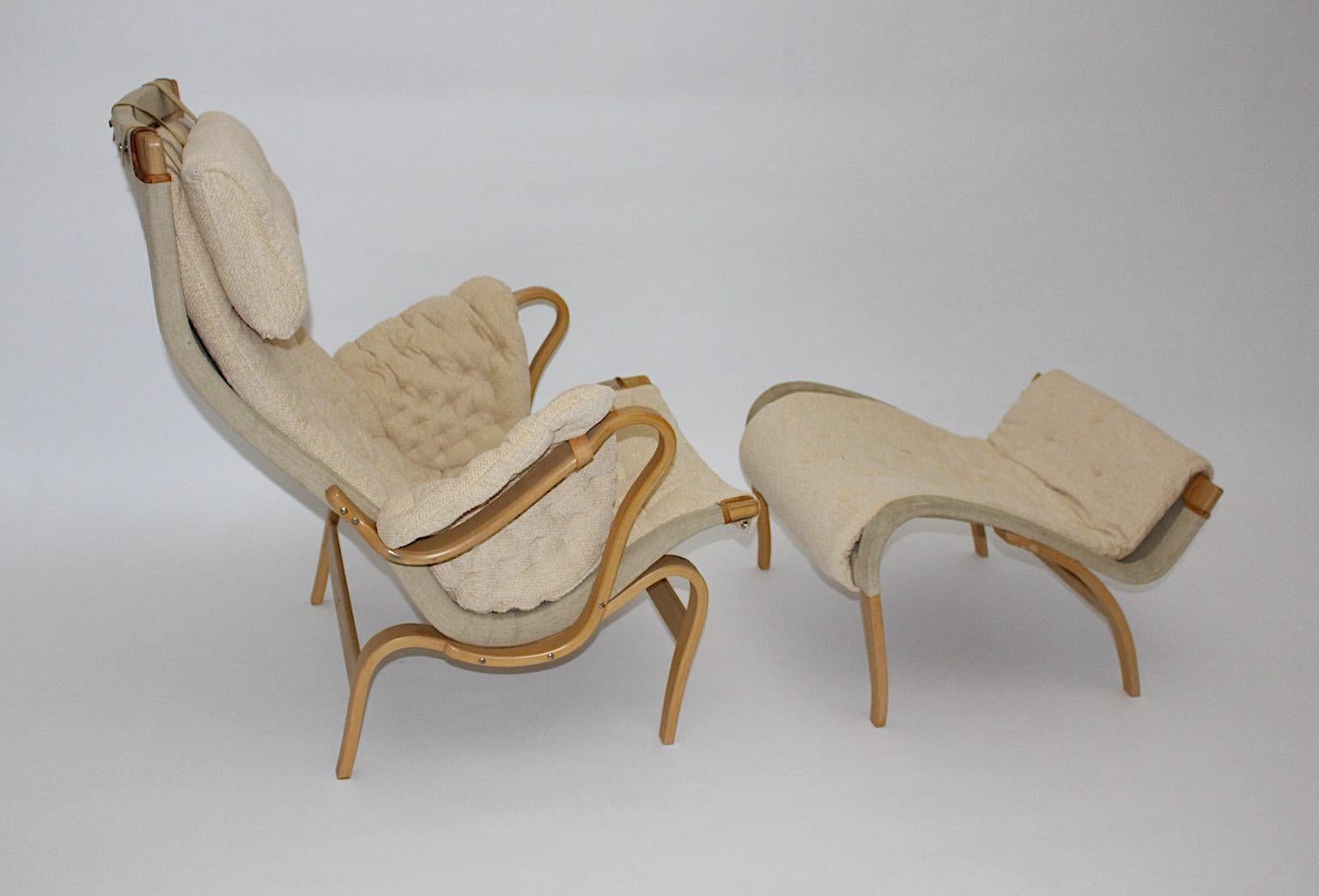 Scandinavian Modern vintage Pernilla lounge chair or easy chair with ottoman from bentwood and fabric in butter cream color by Bruno Mathsson for Dux, 1970s.
Iconic lounge chair model Pernilla with original canvas shows reupholstered tufted