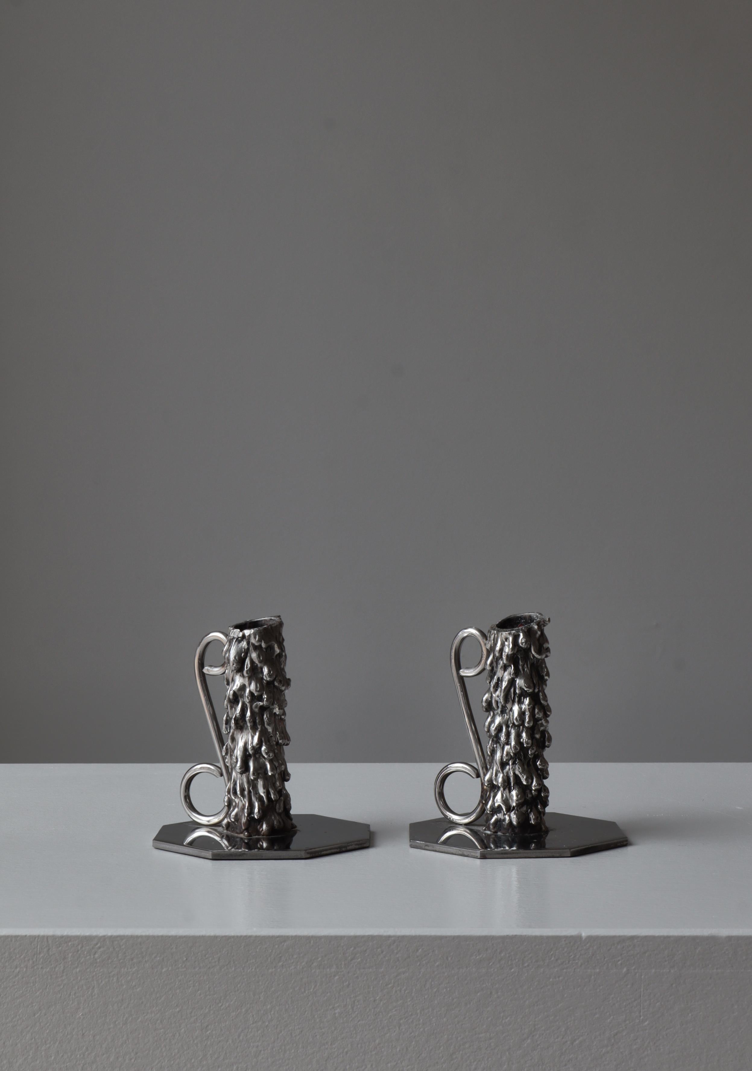 Coppia di splendide candele in peltro a goccia in metallo bianco realizzate negli anni '60 da Avesta Jernverk / Avesta Ironworks in Svezia. Nello stile di Svenskt Tenn.