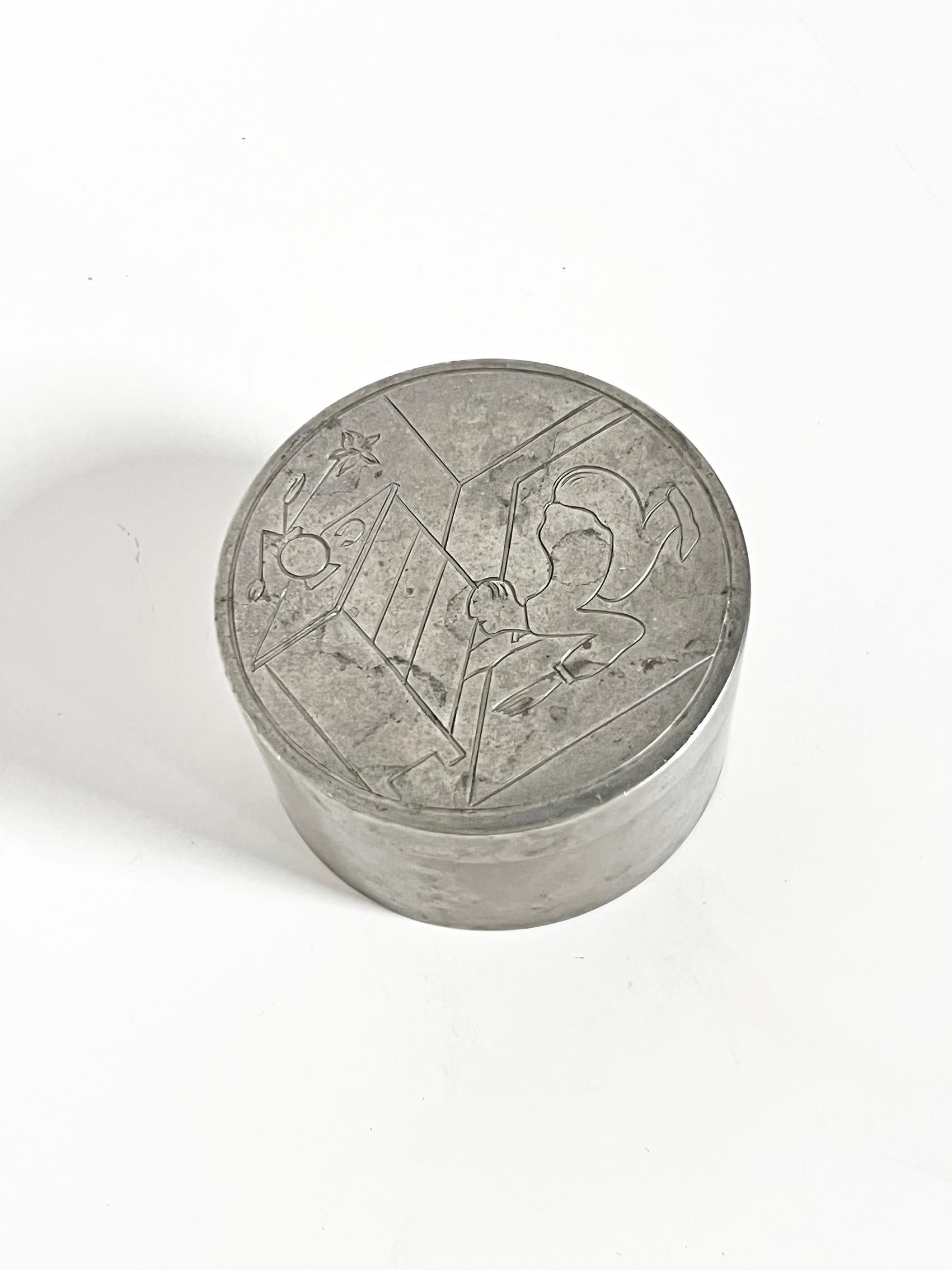 Fantastico vaso in peltro The Modern Scandinavian, C.C. Hallberg, Svezia -1933.
Buone condizioni vintage.
Usura e patina coerenti con l'età e l'uso. 
Segni, graffi, imperfezioni, patina di peltro. 
Firmato con marchio del produttore. 