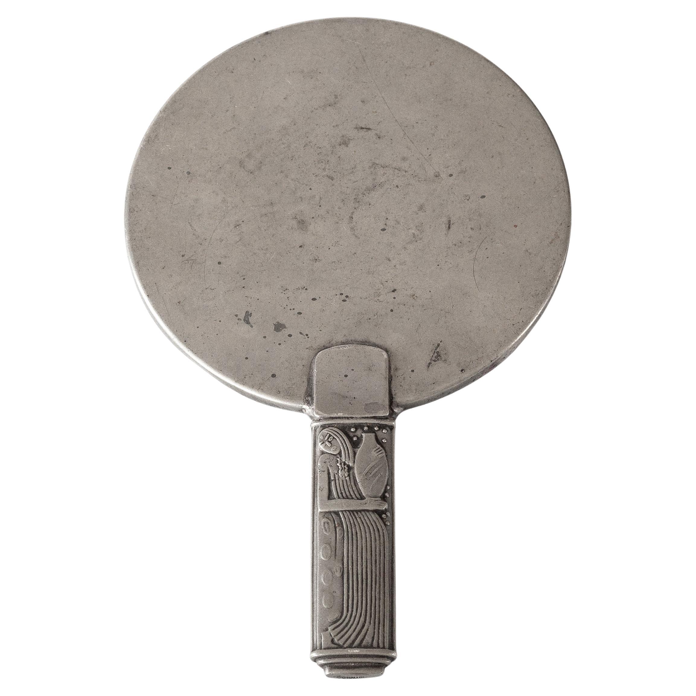 Ein eleganter Handspiegel aus Zinn von der berühmten schwedischen Silberschmiedin und Designerin Sylvia Stave, einer der innovativsten schwedischen Designerinnen des Art déco und der Moderne in den 1930er Jahren. Erstellt für das renommierte