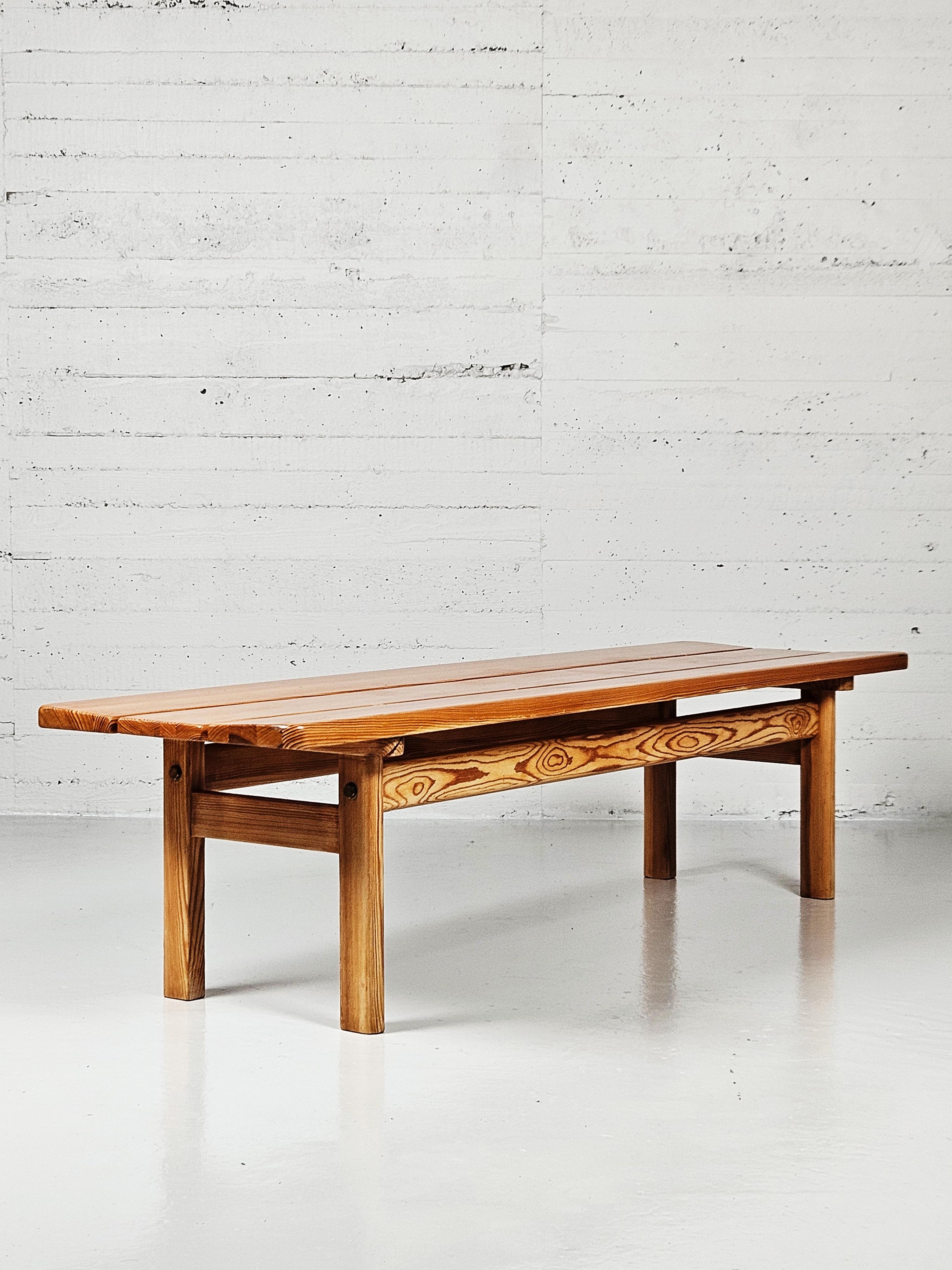 Rare banc conçu par Børge Mogensen dans les années 1960.

En 1961, Mogensen a conçu des meubles en pin destinés à sa propre maison d'été. La série a ensuite été produite par la société suédoise Karl Andersson & söner et a été baptisée