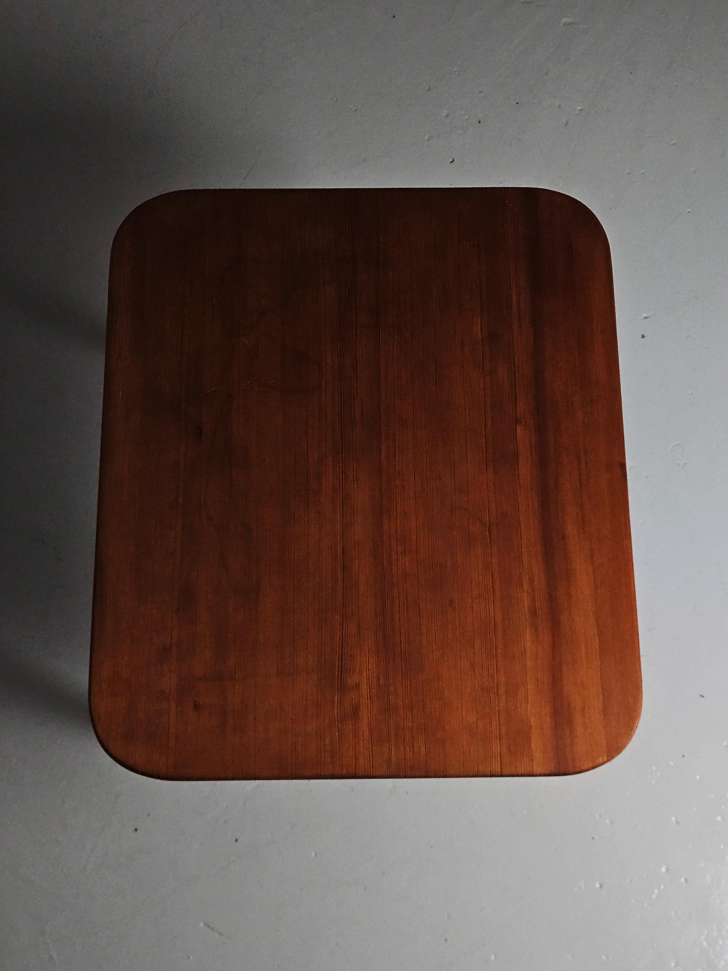 Table basse moderne scandinave en pin par Carl Malmsten, années 1950, Suède État moyen - En vente à Eskilstuna, SE