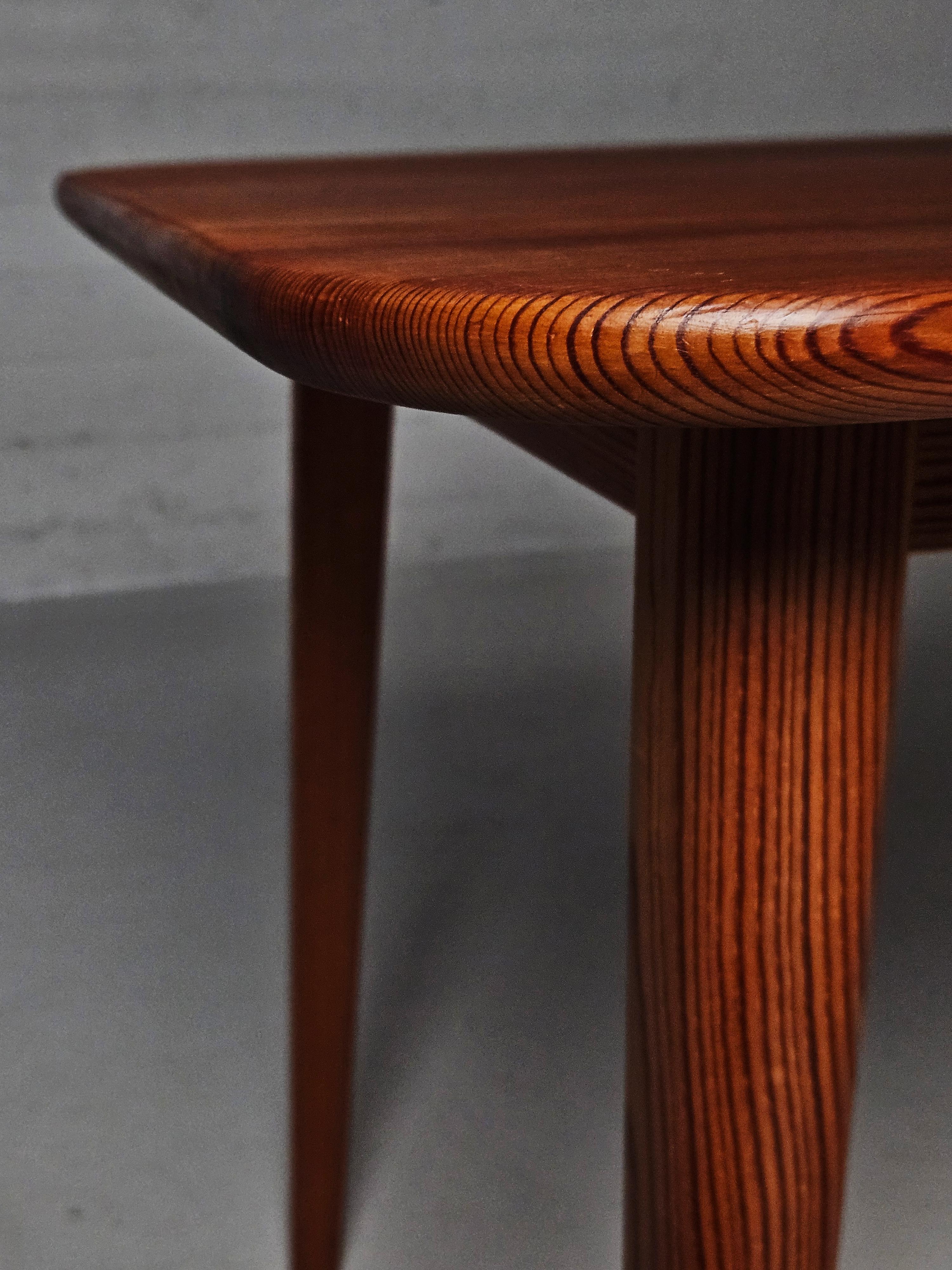 20ième siècle Table basse moderne scandinave en pin par Carl Malmsten, années 1950, Suède en vente