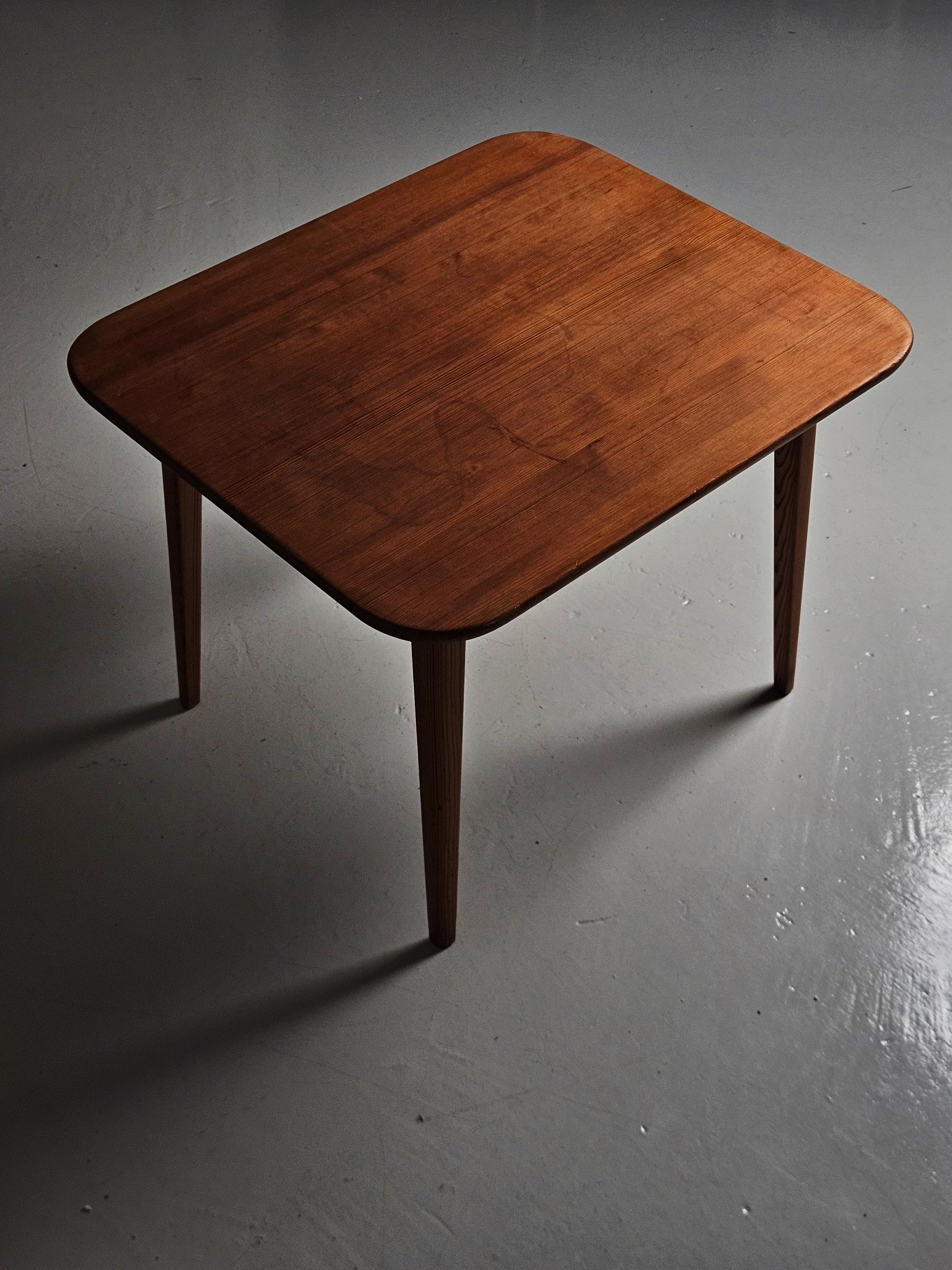 Table basse moderne scandinave en pin par Carl Malmsten, années 1950, Suède en vente 1