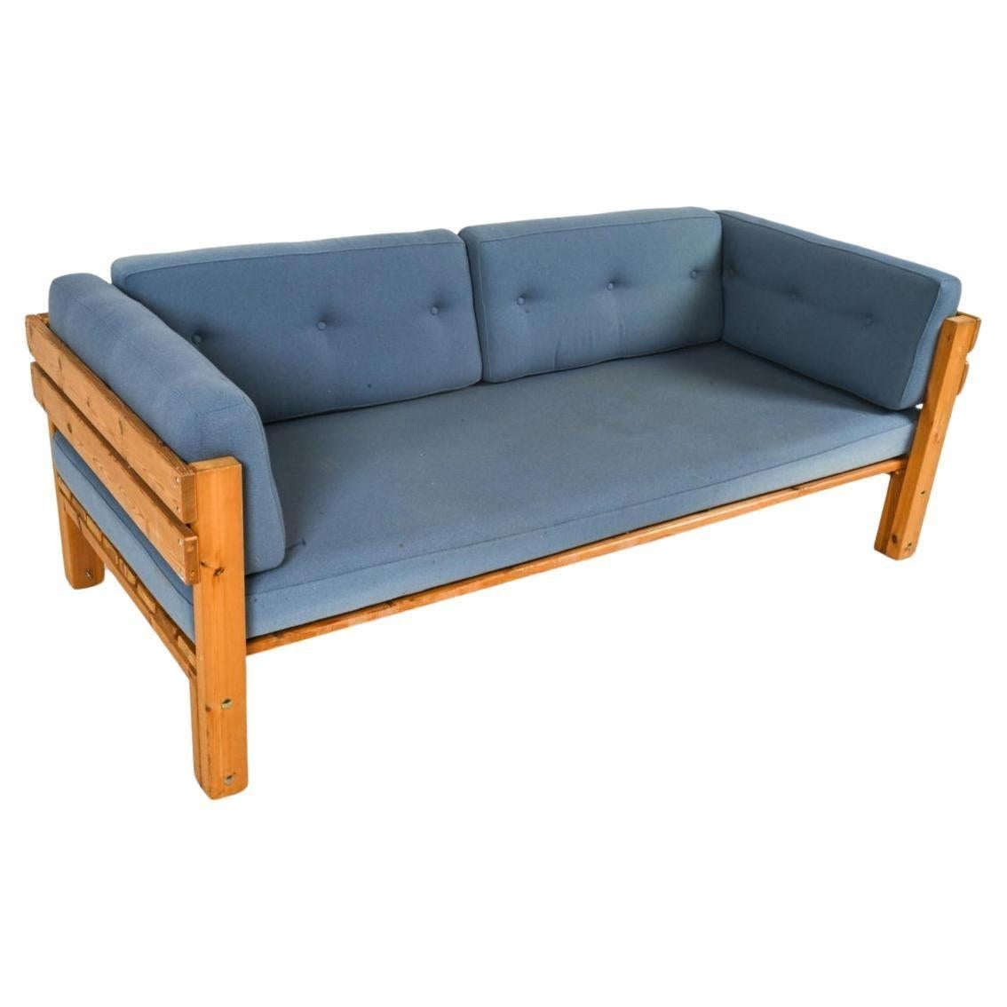 The Modern Scandinavian daybed sofa made in Sweden. Un grand lit de jour ou un canapé de la taille d'un lit jumeau qui se double d'un canapé ou d'un lit. Coussin inférieur, 2 coussins de dossier et 2 coussins latéraux. Le rembourrage est légèrement