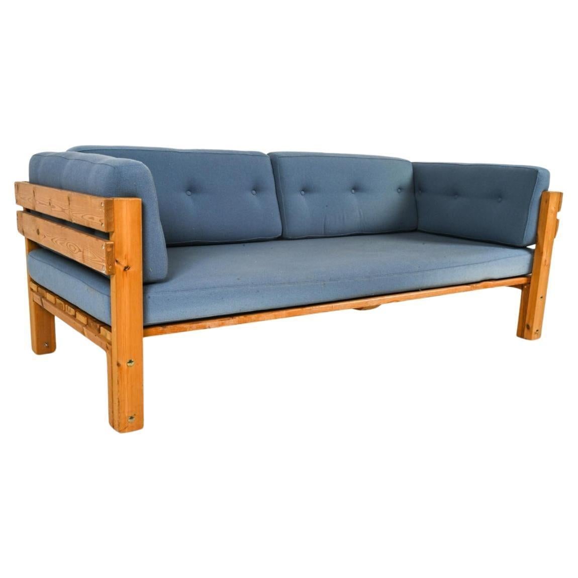 Travail du bois Fauteuil de repos scandinave moderne en pin fabriqué en Suède en vente