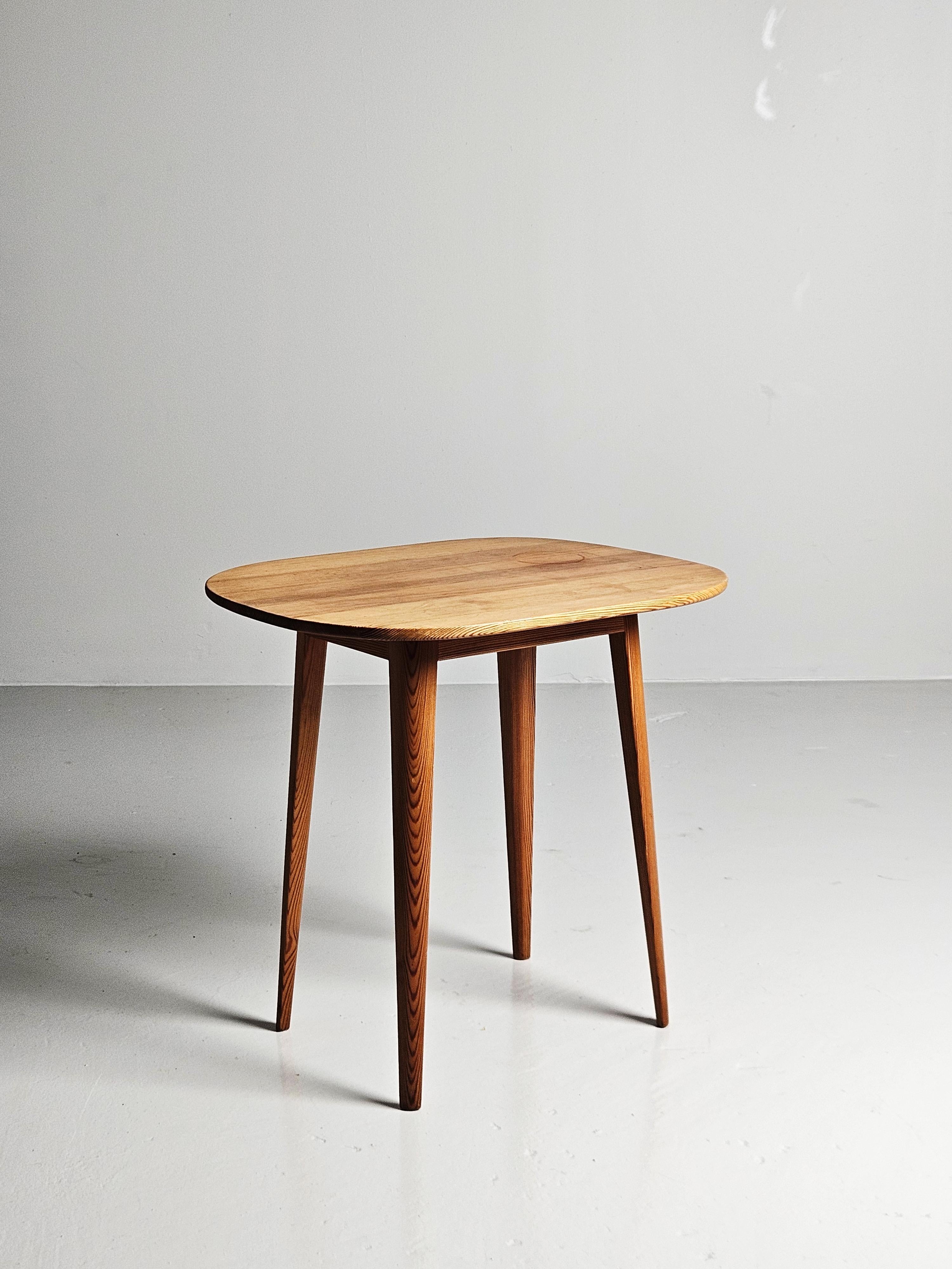 Rare table d'appoint en pin conçue par Carl Malmsten dans les années 1950. 

Se marie parfaitement avec les autres meubles de la cabine de sport. 