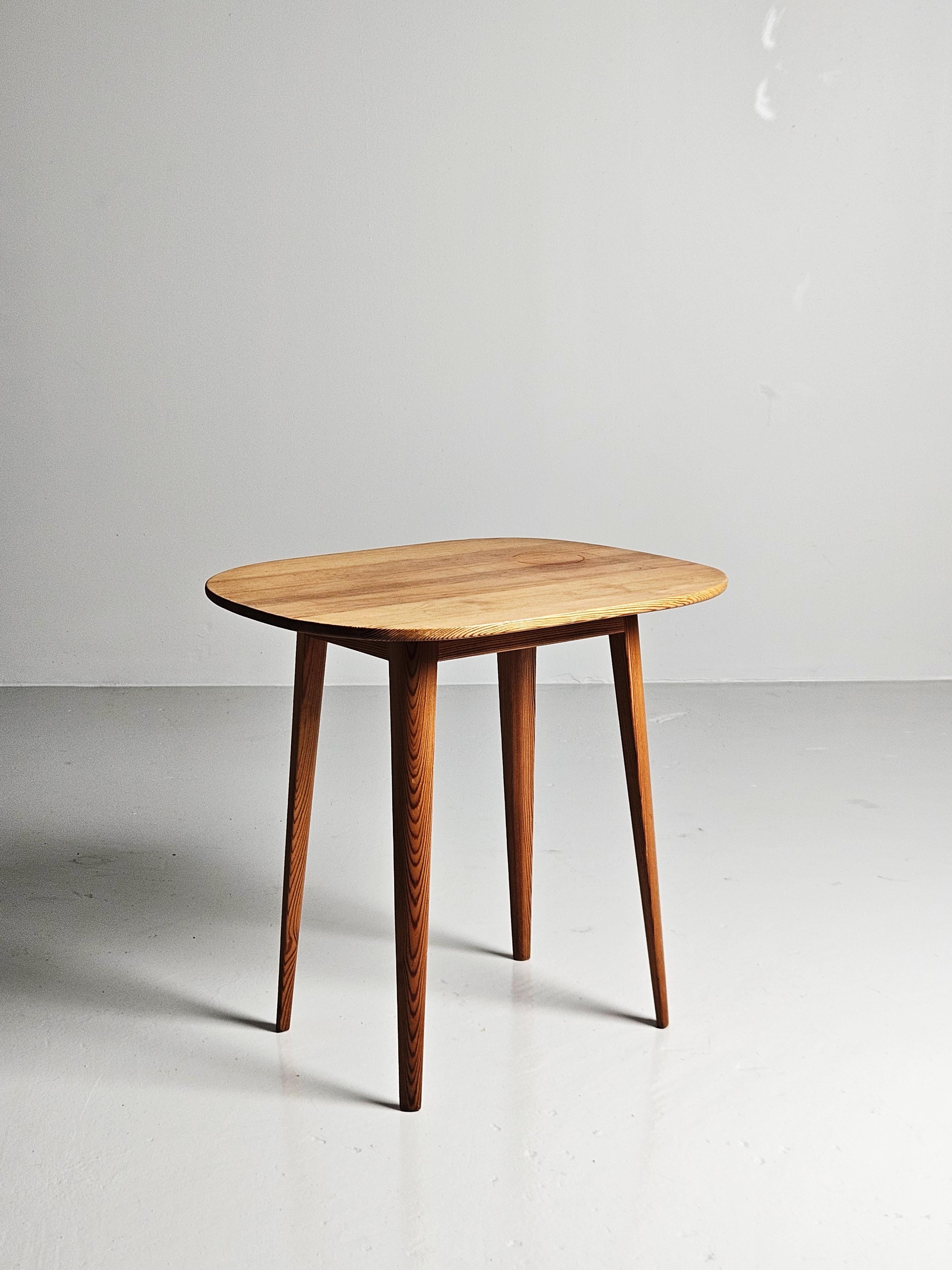 Rare side table in pine designed by Carl Malmsten during the 1950s. 

Goes perfectly together with other so called sports cabin furniture. 