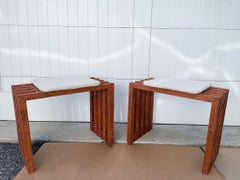 Bänke im skandinavischen Modern-Stil aus Kiefernholz mit Lamellen und Lammfellkissen – ein Paar