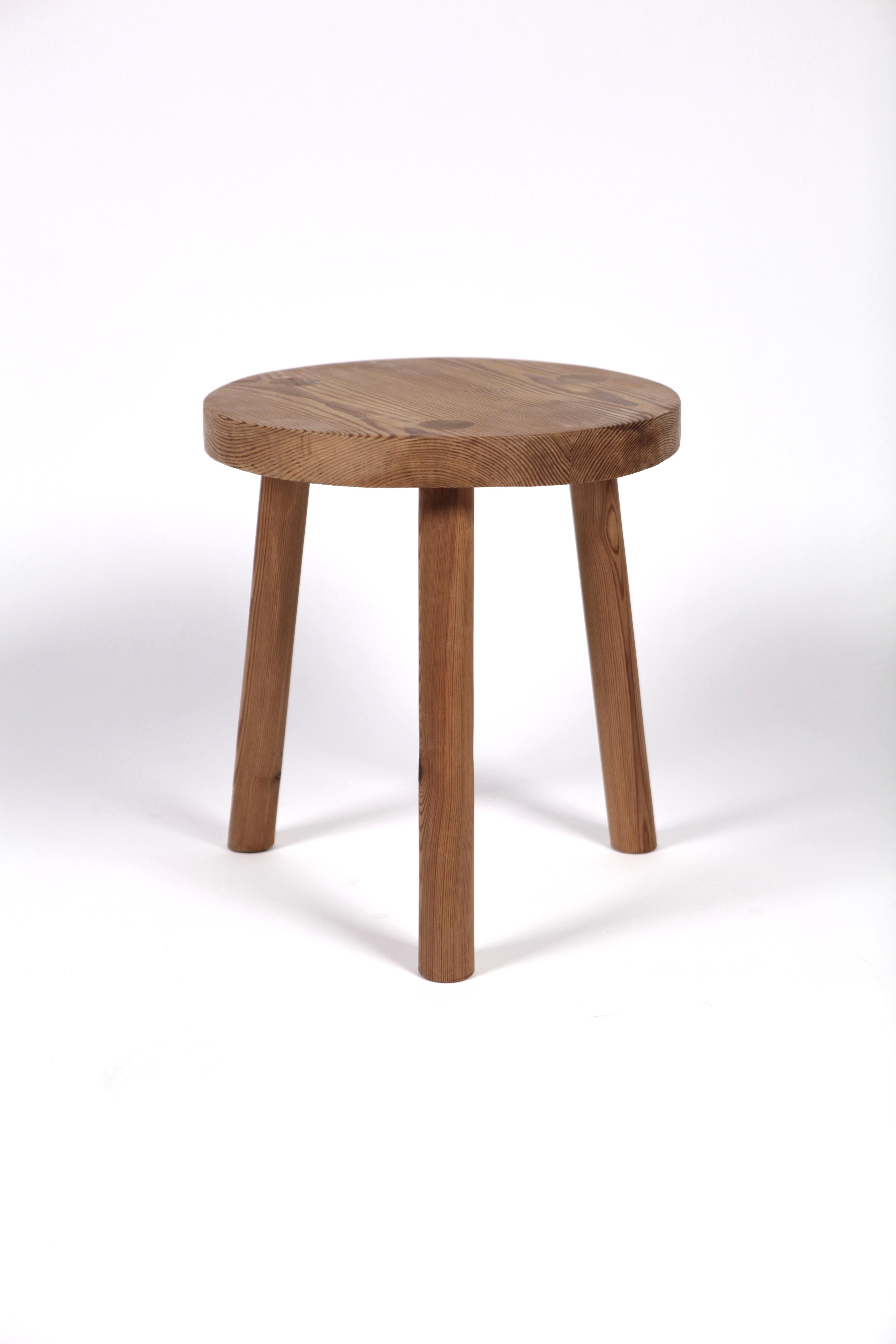 A solid Scandinavian Modern pine stool or small side table, attributed to Axel Einar Hjorth.
The measurements are identical to the Utö stool, the shape of the legs slightly different, maybe a version of the Utö stool.
Executed in 1937 solid