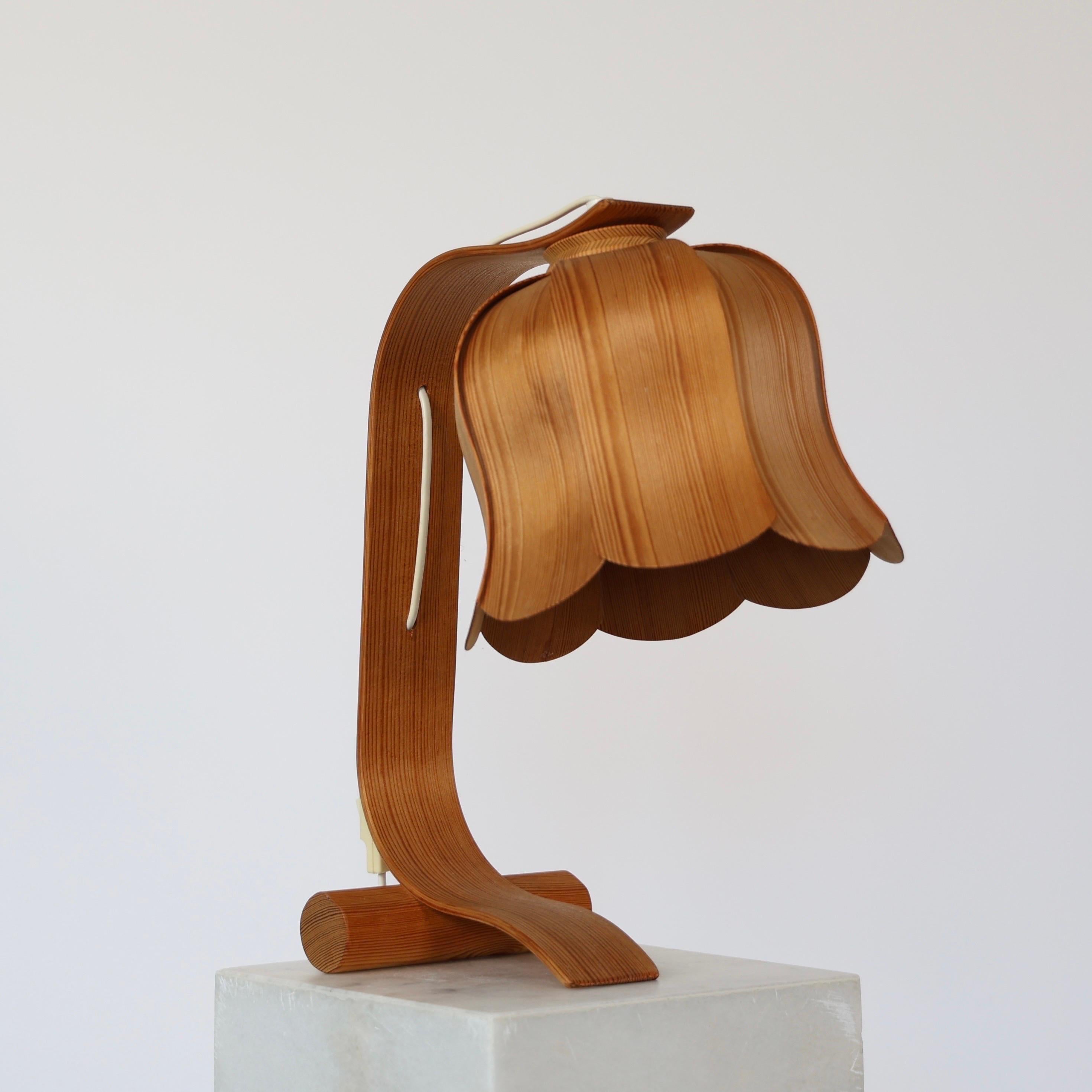 The Modern Scandinavian Table Lamp in Pine Wood attribuée à Jan Wickelgren et fabriquée par Aneta Suède dans les années 1970. 

* Lampe de table en bois de pin avec abat-jour en forme de cloche
* Designer : Jan Wickelgren (attribué)
* Fabricant :