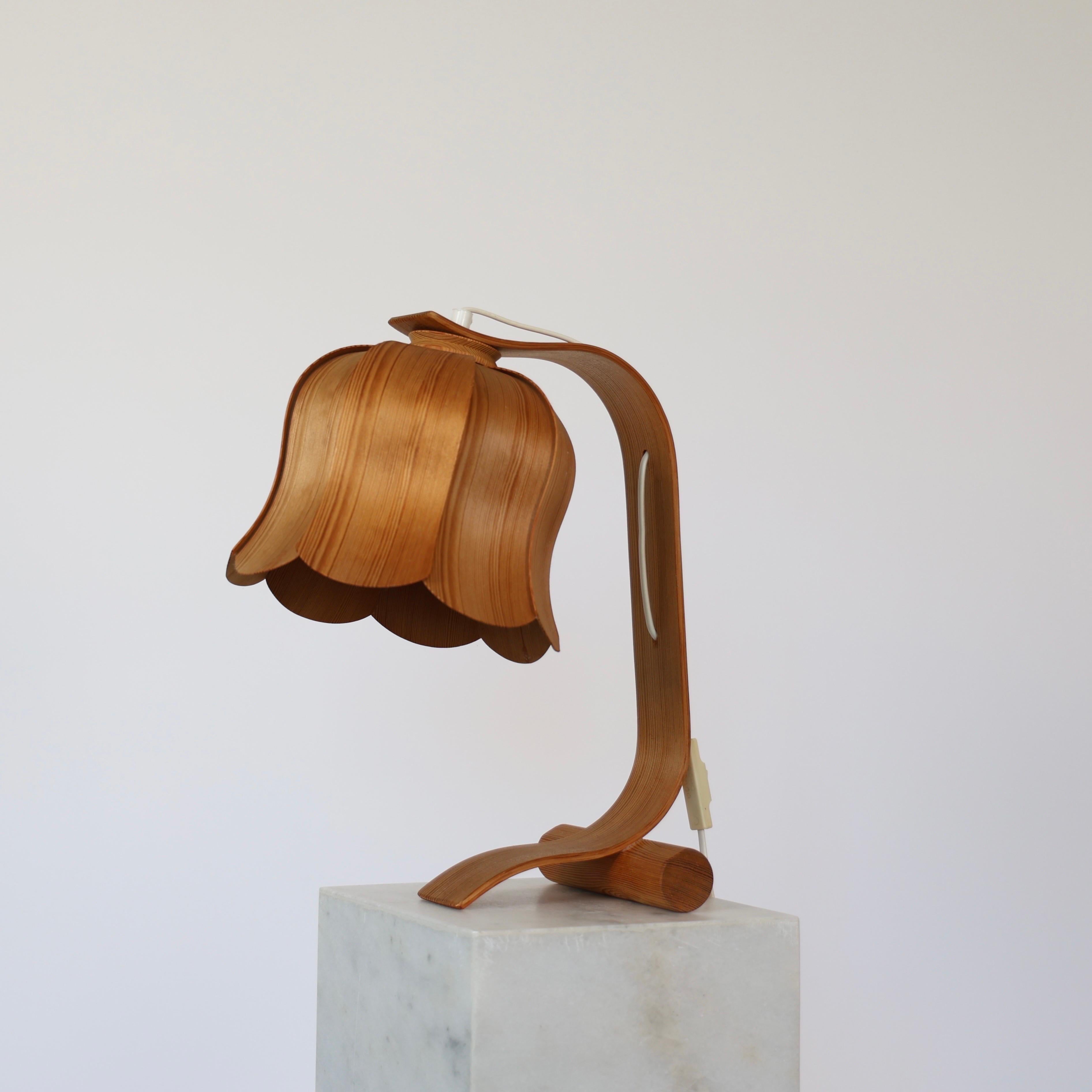 Suédois Lampe de table The Modern Scandinavian Wood par Aneta, années 1970, Suède en vente
