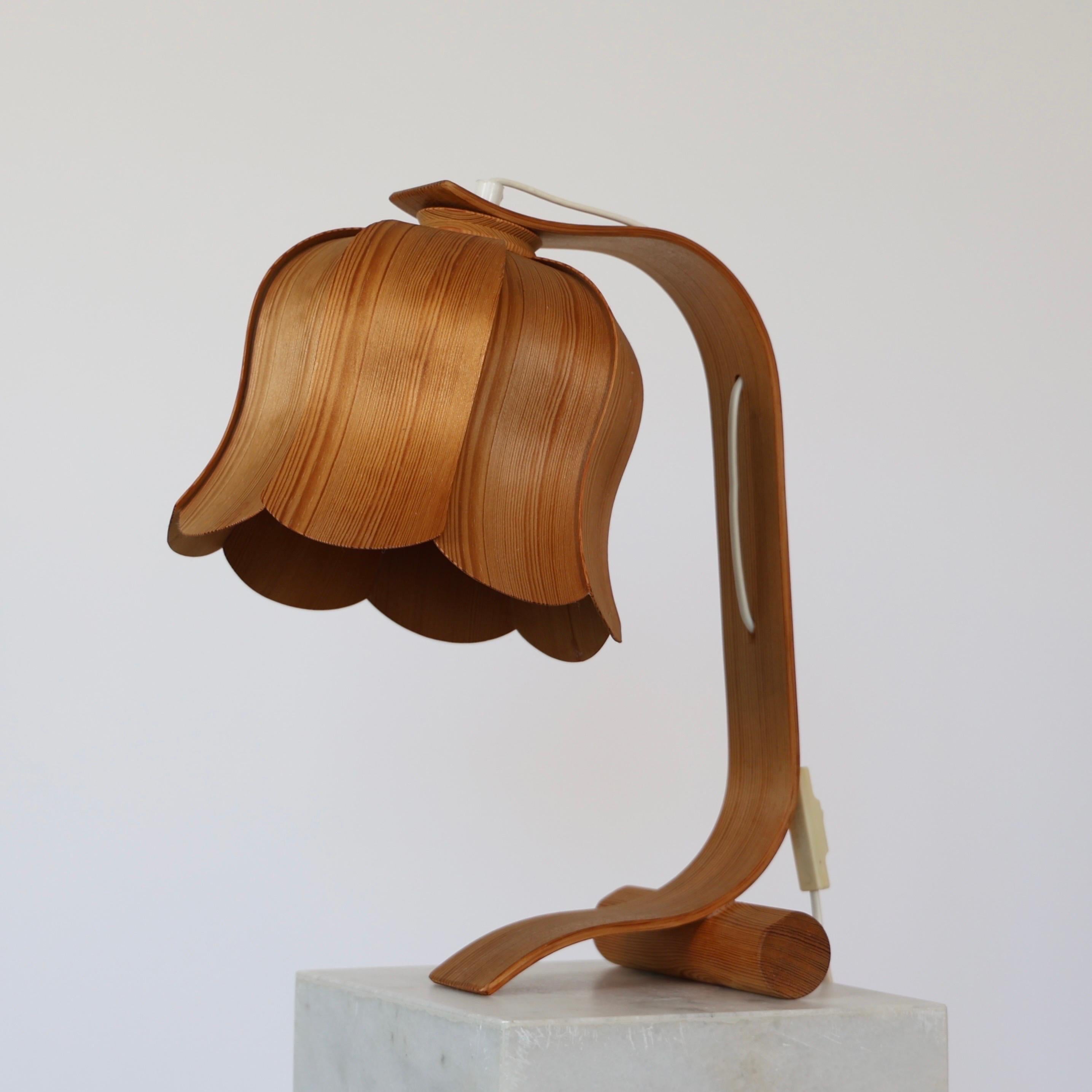 Bois cintré Lampe de table The Modern Scandinavian Wood par Aneta, années 1970, Suède en vente