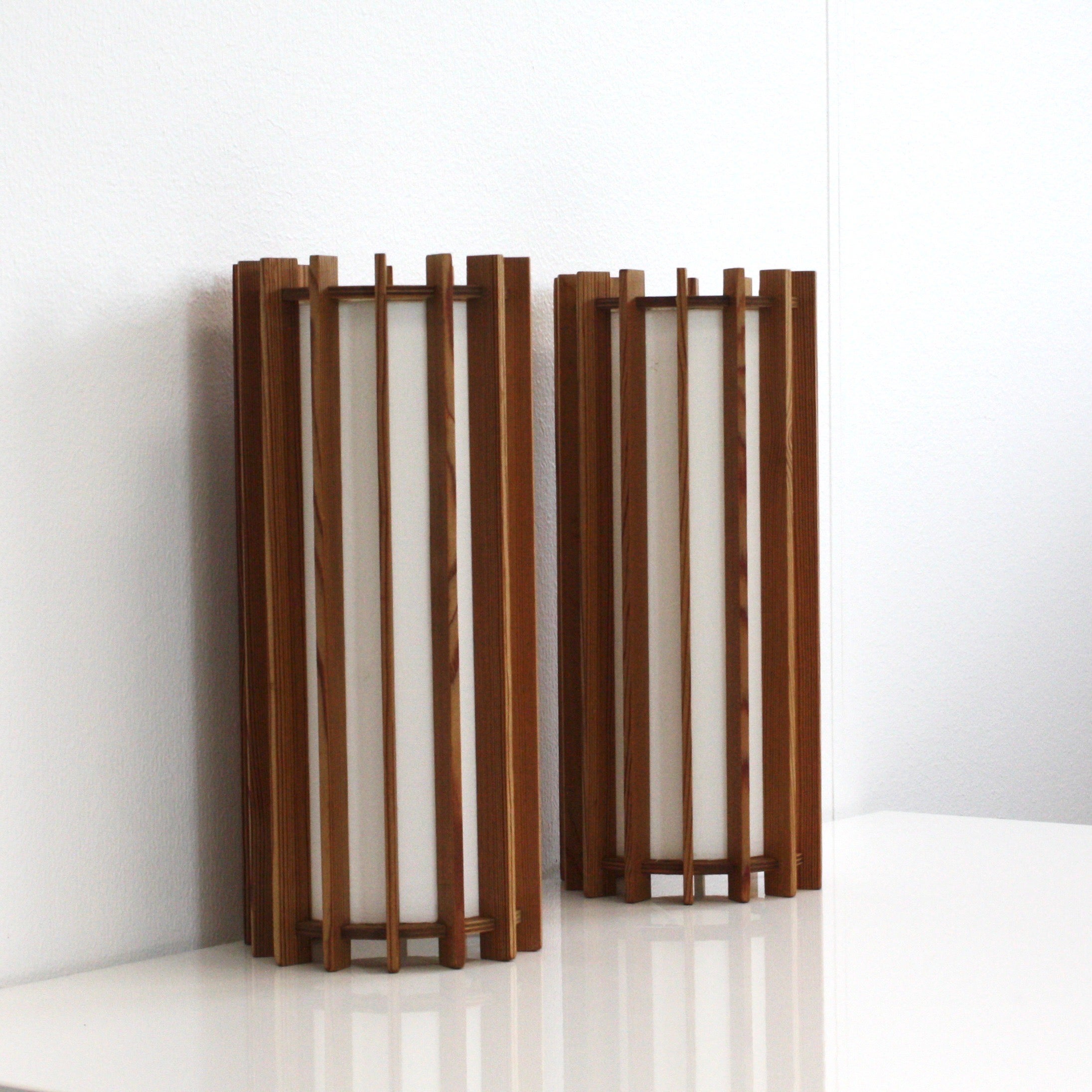 A set of Scandinavian Modern pine wood wall lamps designed by Ib Fabiansen in the 1960s for for Fog & Morup. The set is in excellent vintage condition.

* A pair (2) of wall lamps made of vertical sticks in pine wood and with inner tubes in light