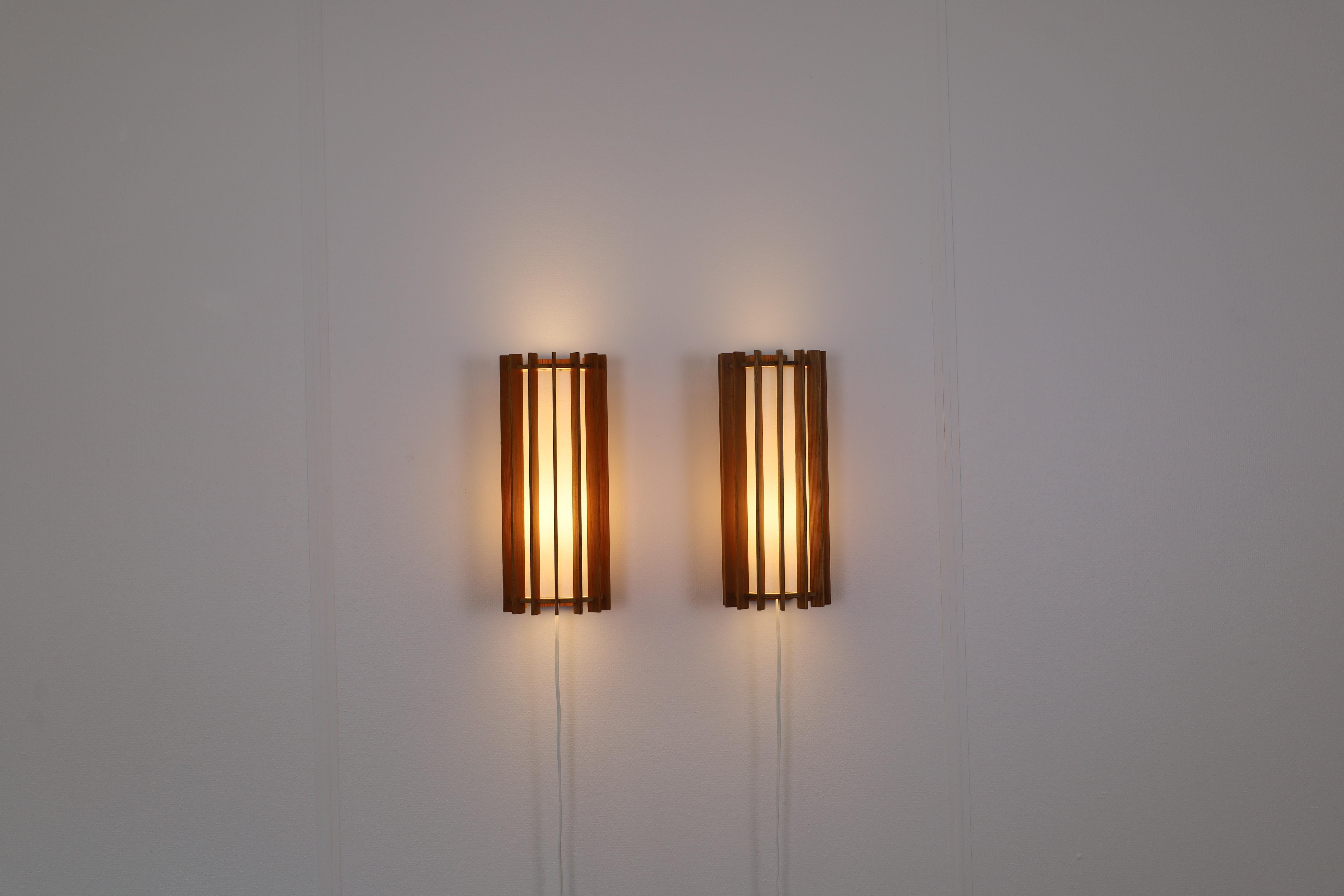 Mid-Century Modern Scandinavian Modern Pine wood Wall lamps by Ib Fabiansen, 1960s, Denmark For Sale
