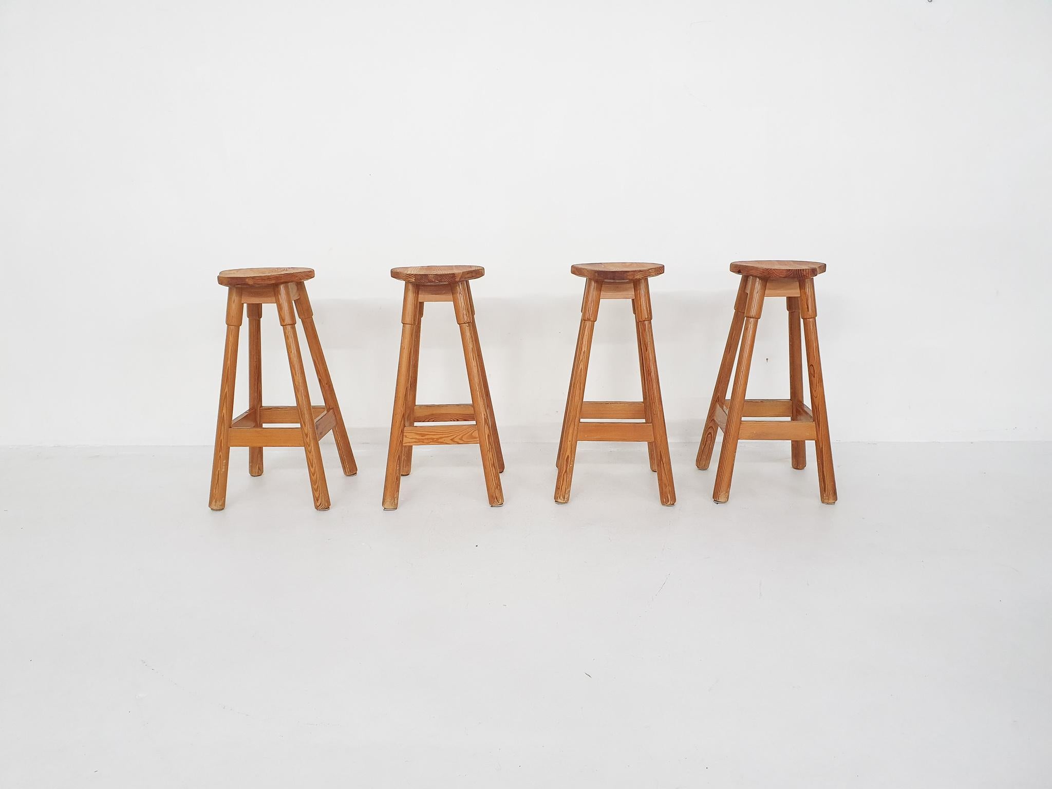 Ensemble de quatre tabourets de bar en bois de pin dans le style de Rainer Daumiller. Traces d'utilisation conformes à l'âge et à l'usage.